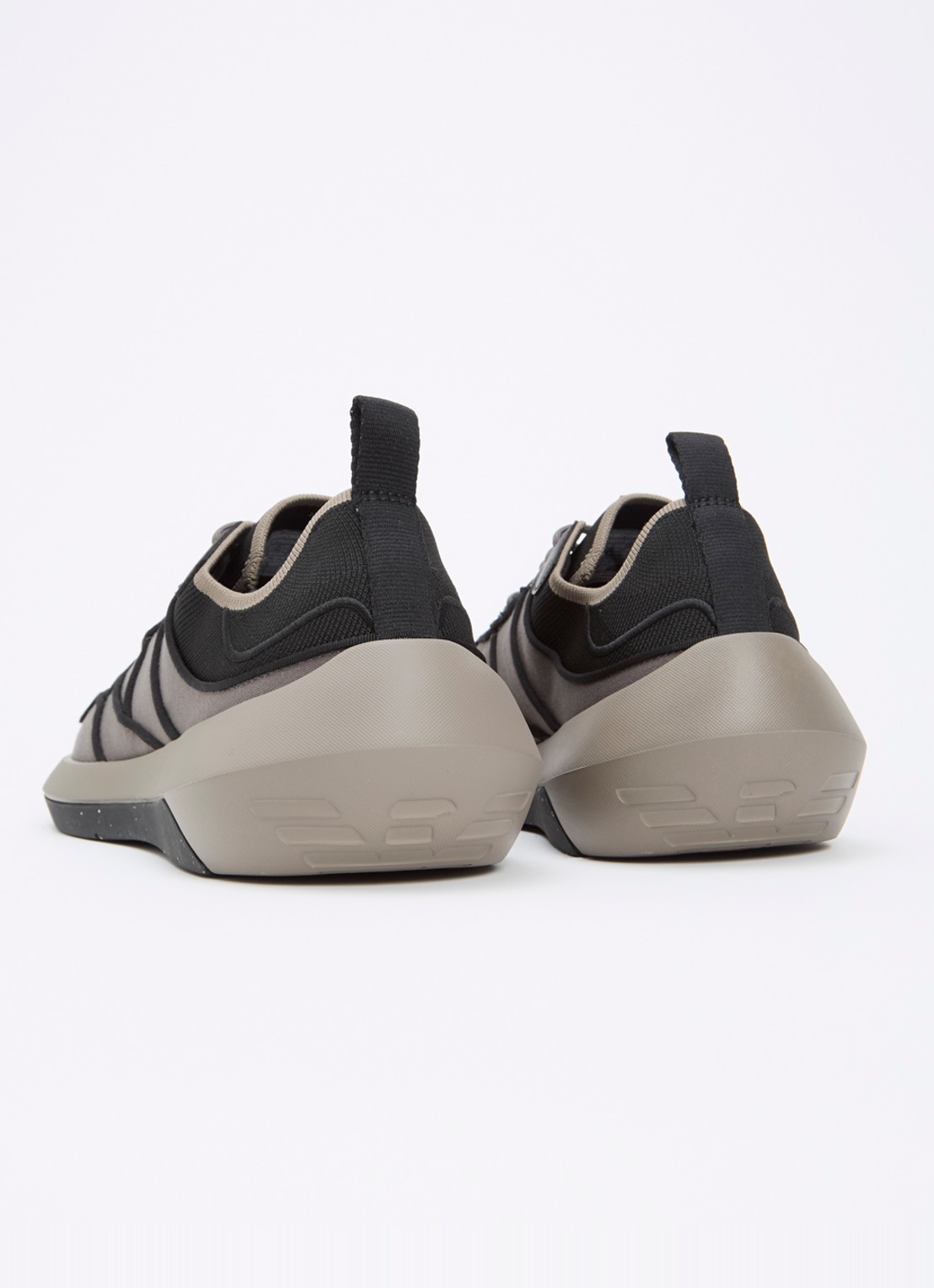 Armani Travel Essentials sneaker met leren details - achterkant donkergrijs
