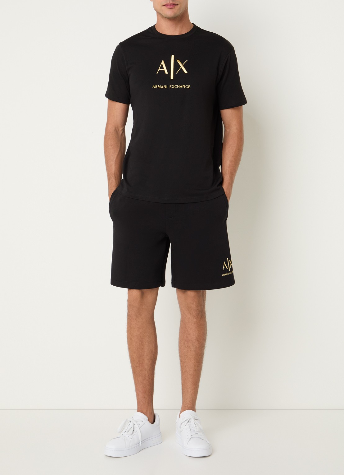 Armani Wide fit korte joggingbroek met logoborduring - voorkant 2 zwart