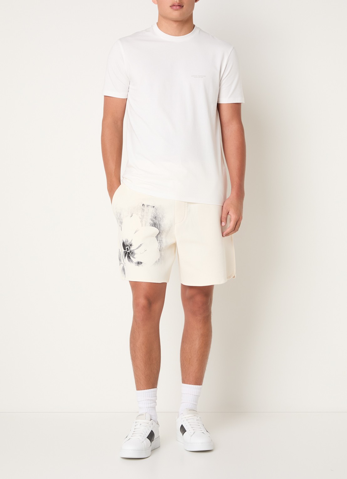 Armani Wide fit korte joggingbroek met print - voorkant 4 gebroken wit