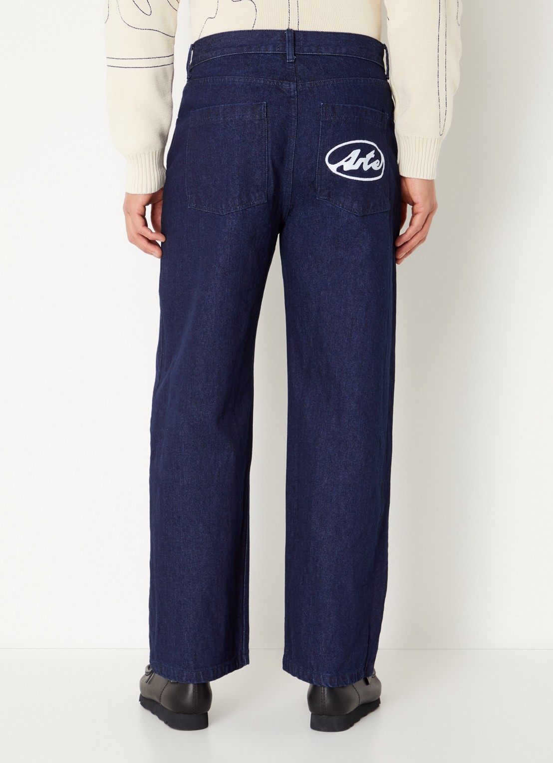 Arte Antwerp Circle Logo tapered fit jeans met gekleurde wassing - achterkant 3 indigo