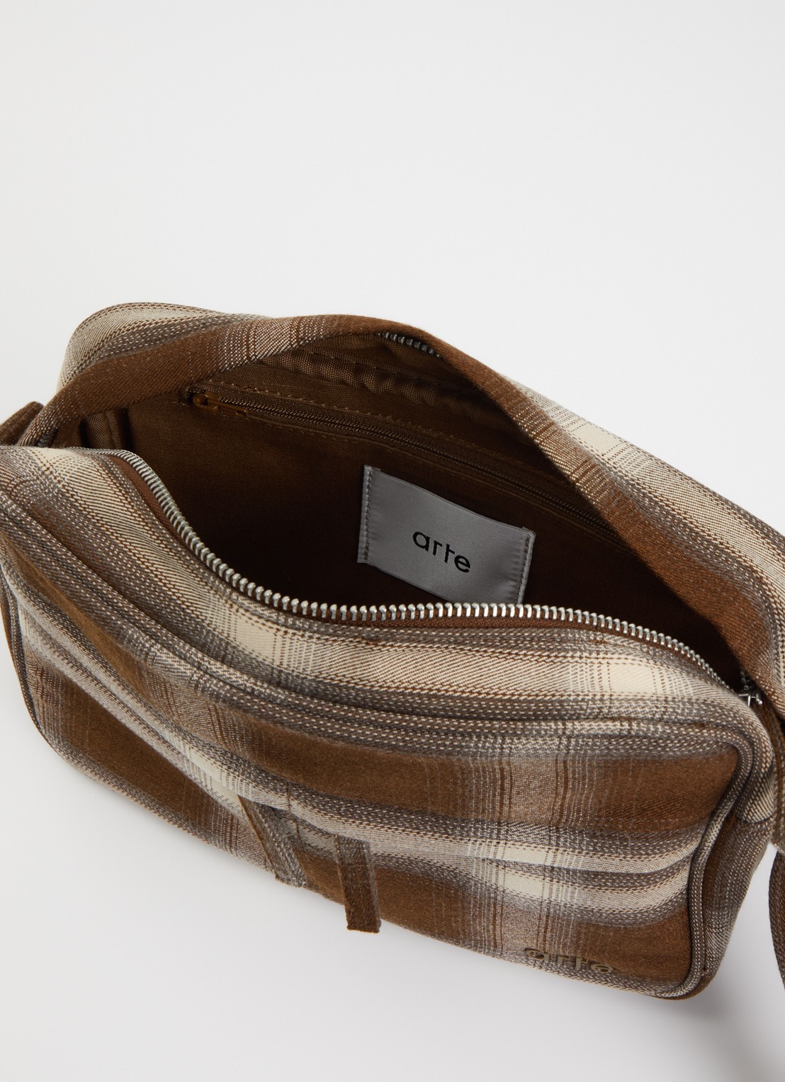 Arte Antwerp Plaid Baka crossbodytas met ruitdessin - detail 2 bruin