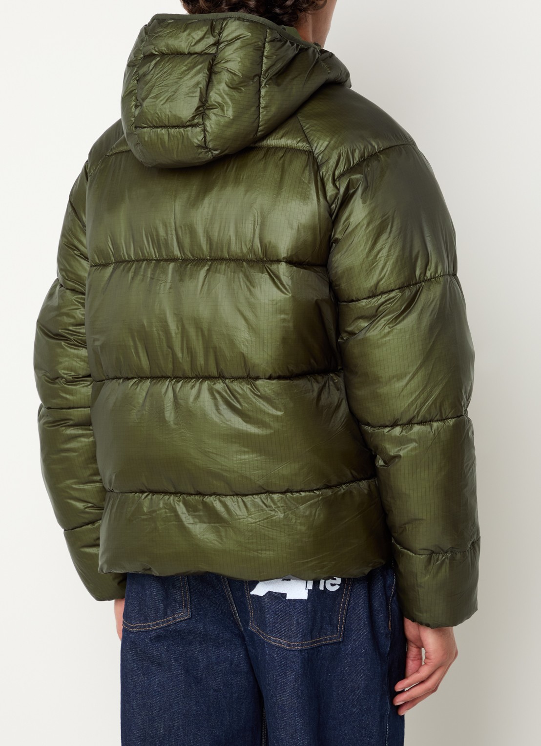 Arte Antwerp Puffer jack met steekzakken met glanzende finish - achterkant 3 legergroen