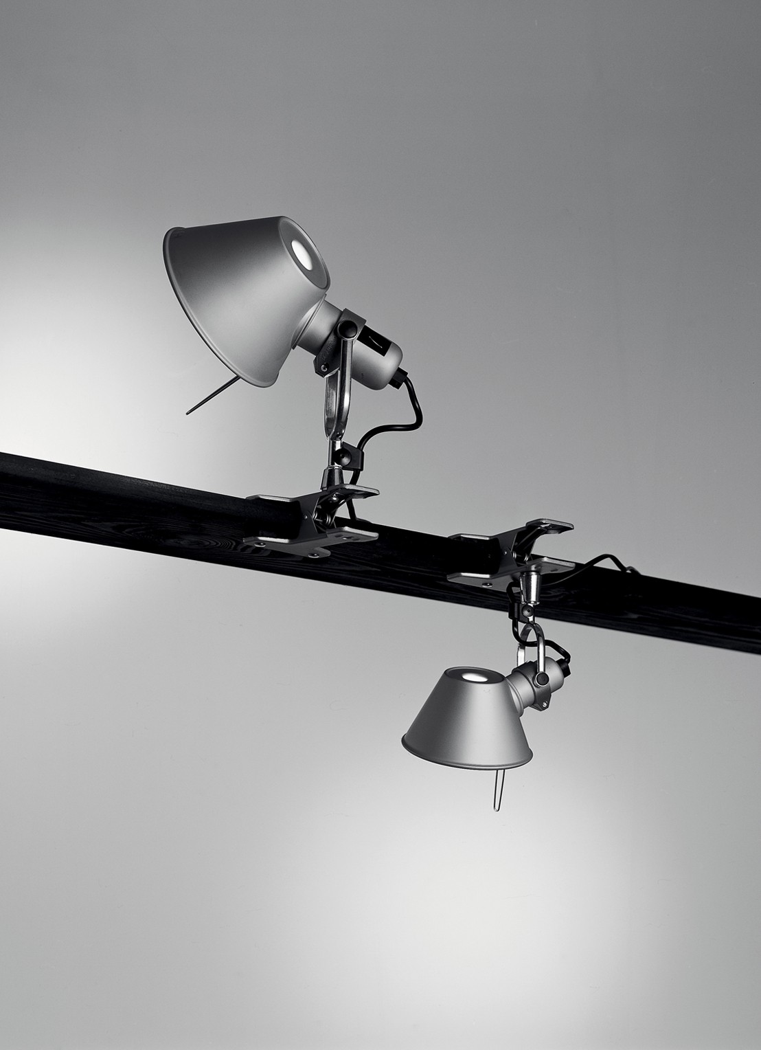 Artemide Tolomeo Pinza wandlamp 23 cm x Ø14,5 cm - voorkant 2 metaal
