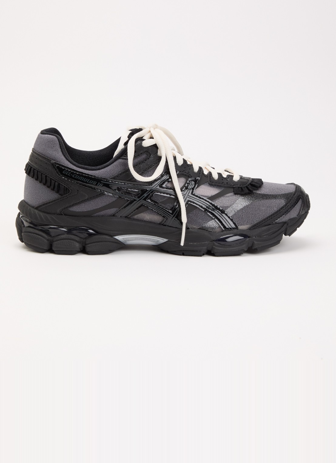 ASICS Gel-Cumulus 16 sneaker met mesh details - voorkant 2 zwart