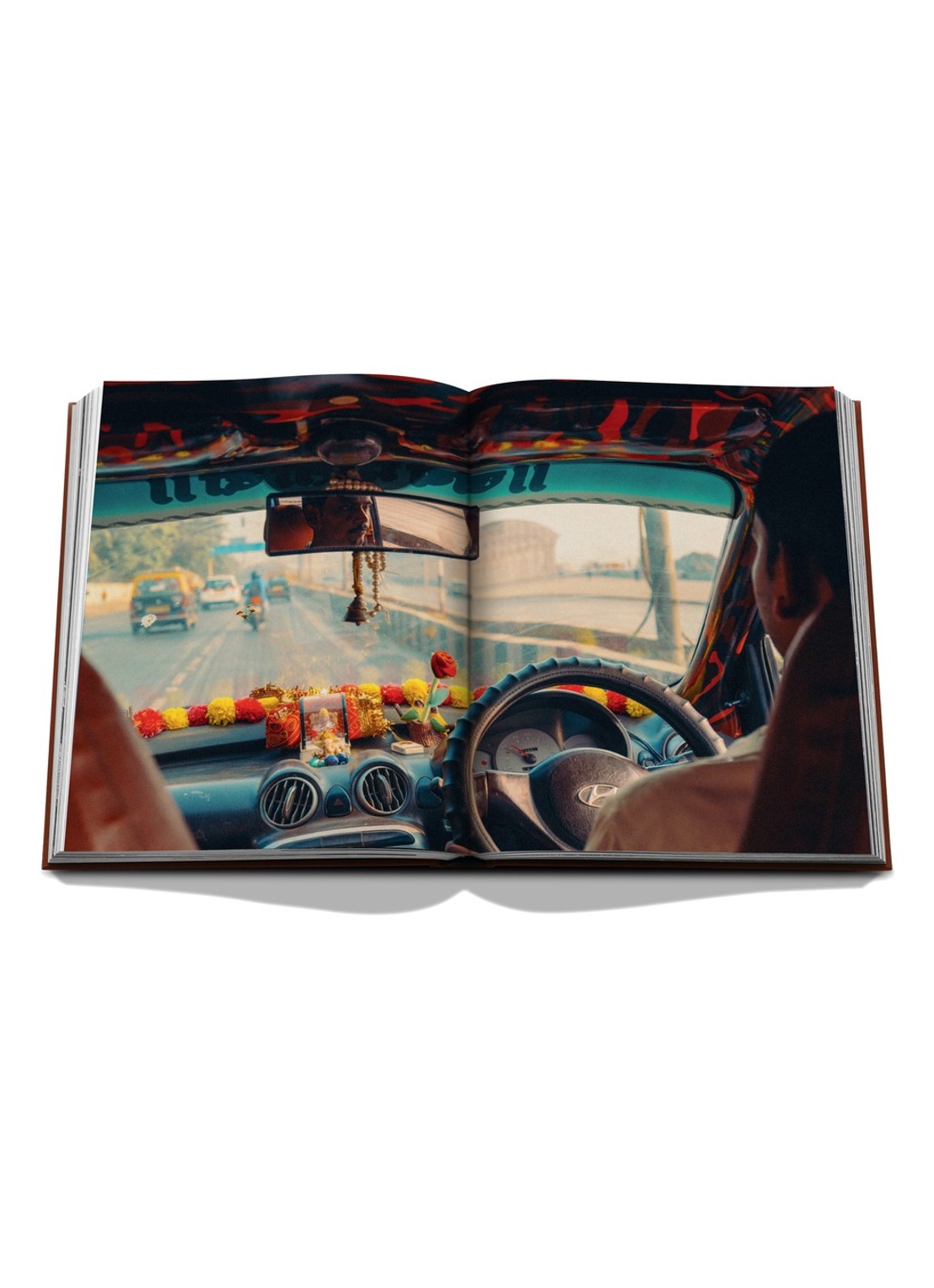 Assouline Voyageurs Du Monde: Manifesto for the New Traveler - detail 5 oranje