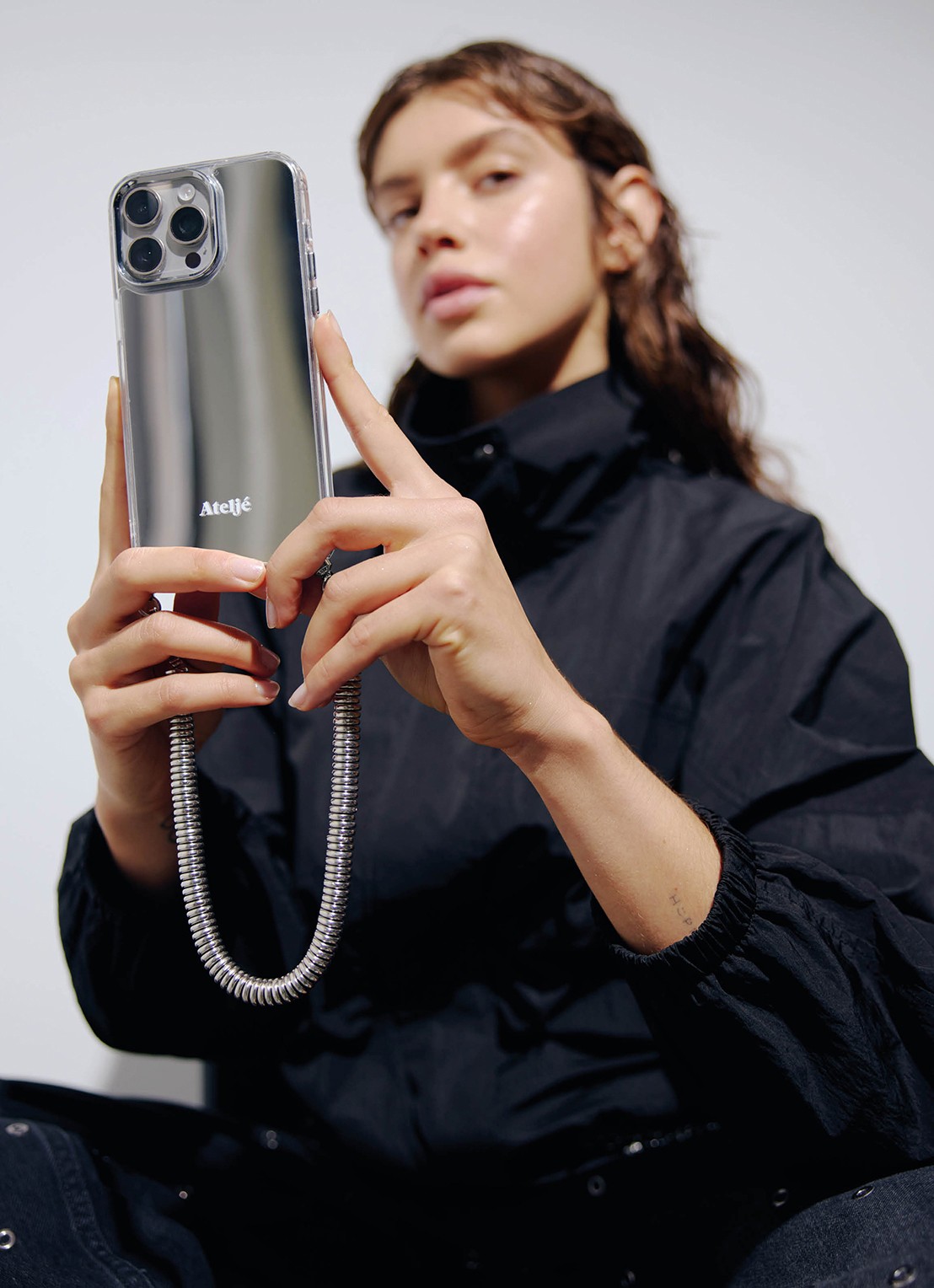 Ateljé Telefoonhoes voor iPhone 16 Pro - voorkant 4 zilver