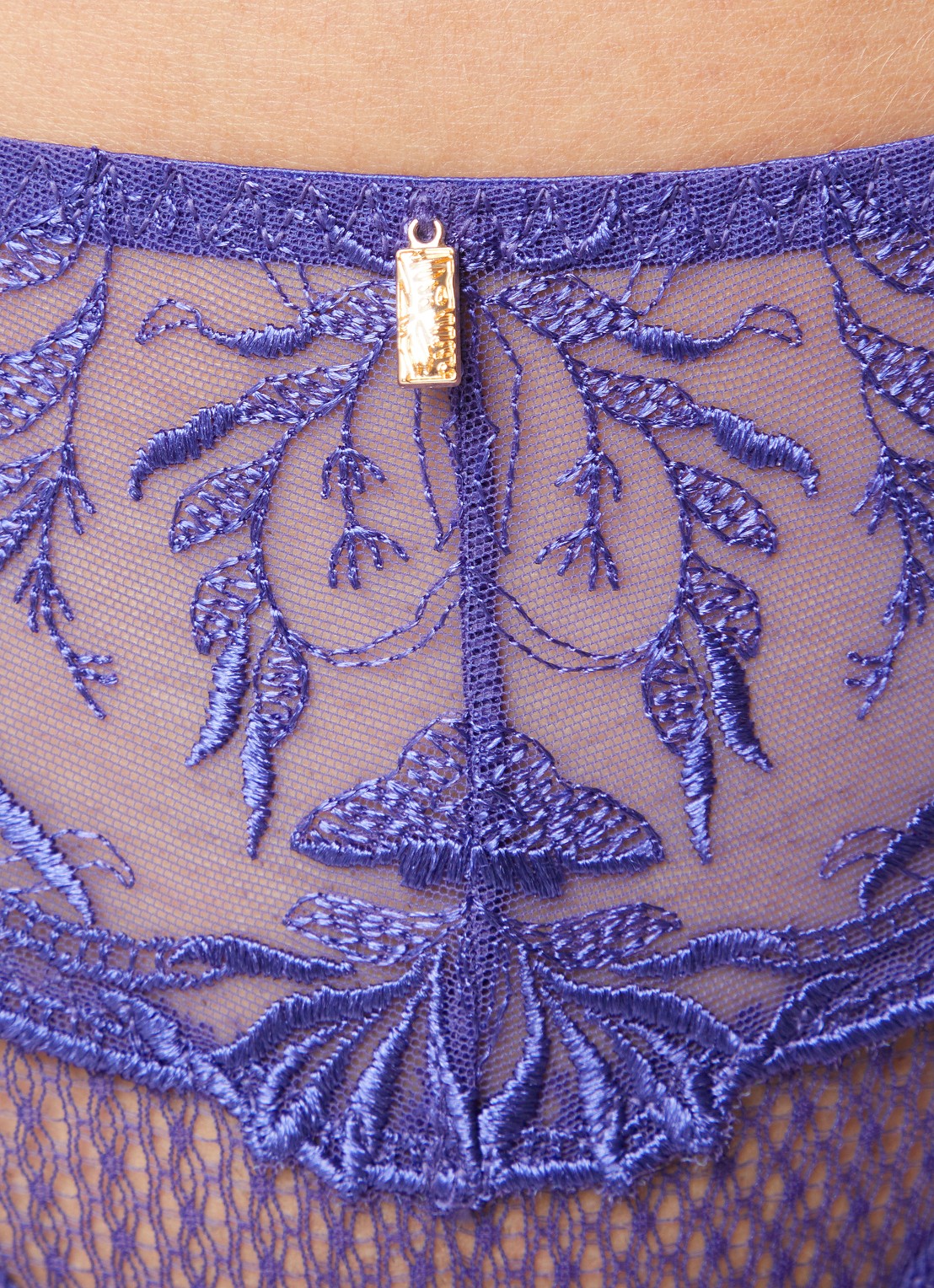 Aubade Hidden Treasure string van mesh met borduring - detail 3 paars