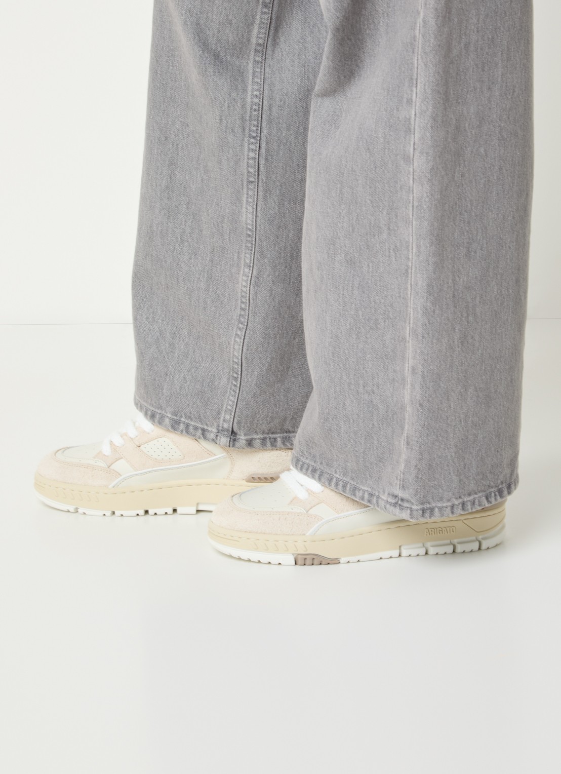 Axel Arigato Area Lo Fluffy sneaker met suède details - voorkant 2 beige