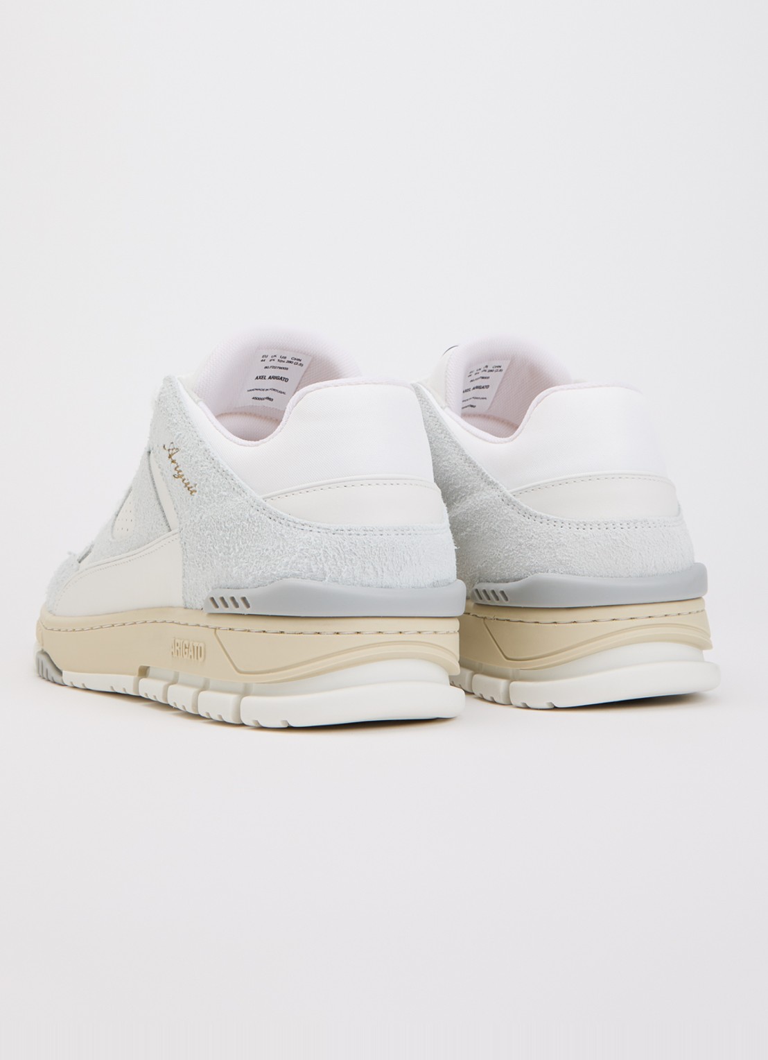 Axel Arigato Area Lo Fluffy sneaker met suède details - achterkant 2 lichtblauw