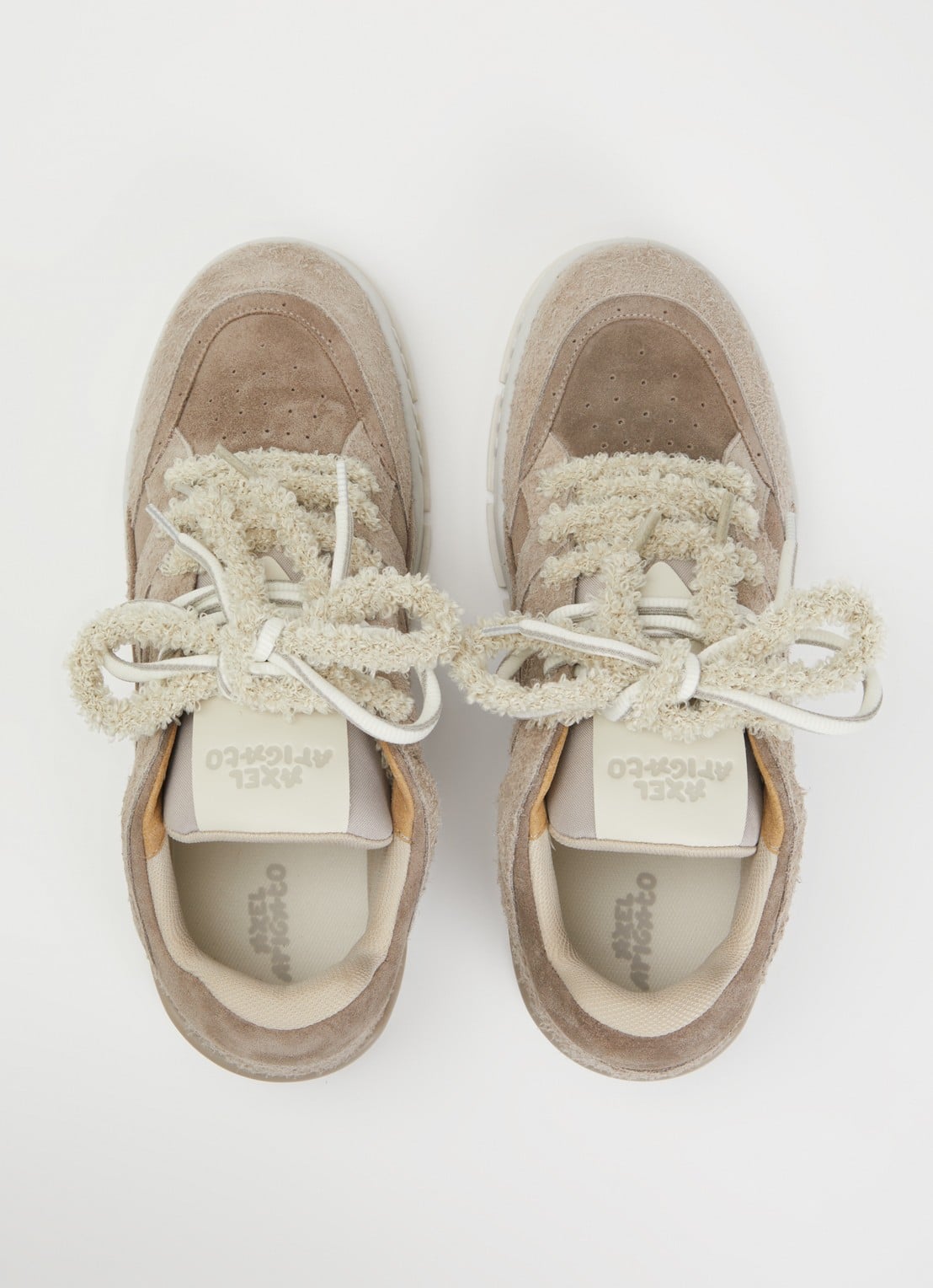 Axel Arigato Area Lo Label sneaker van leer van suède - detail 2 taupe