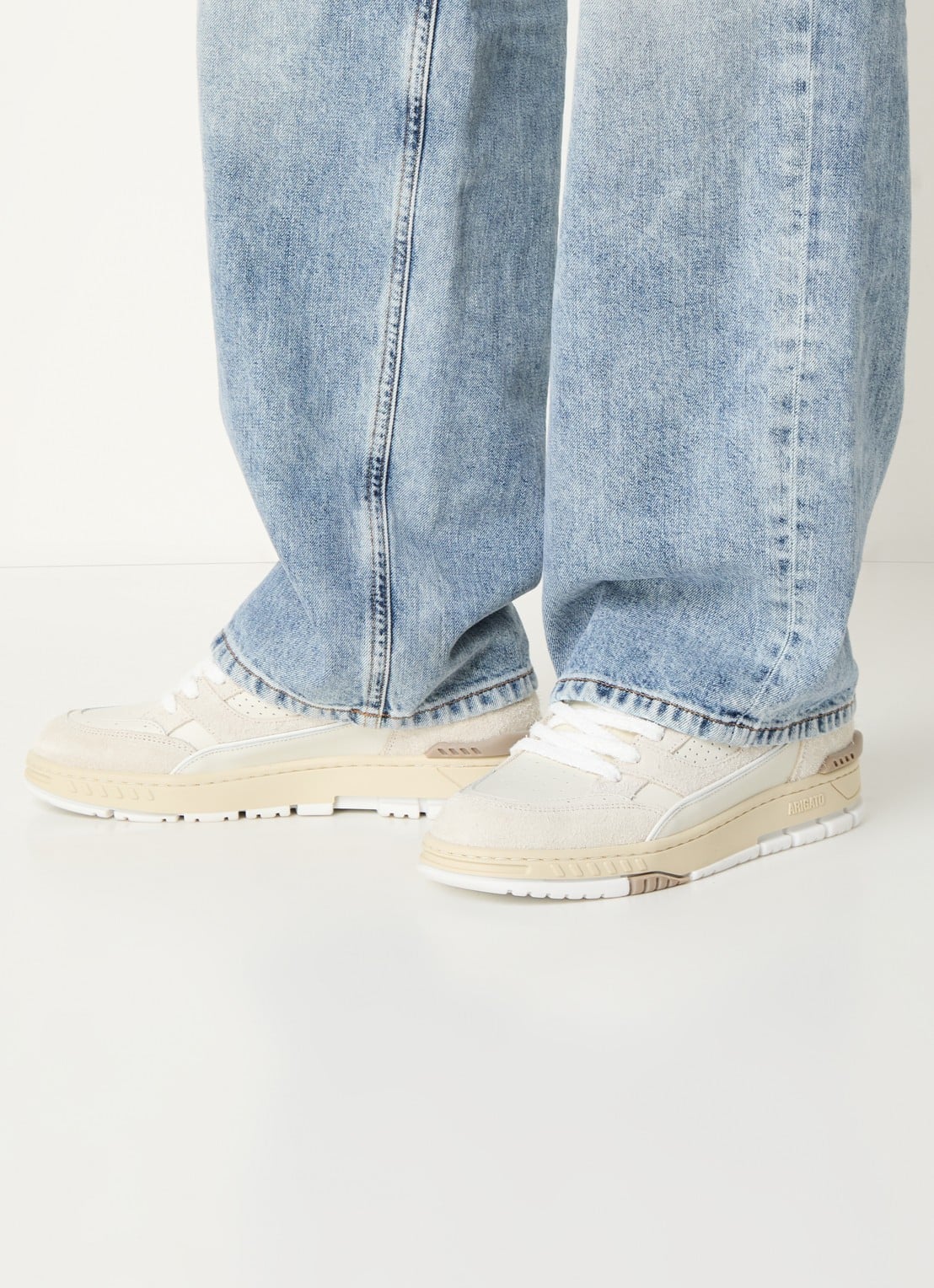 Axel Arigato Area Lo sneaker van leer met suède details - voorkant 2 gebroken wit