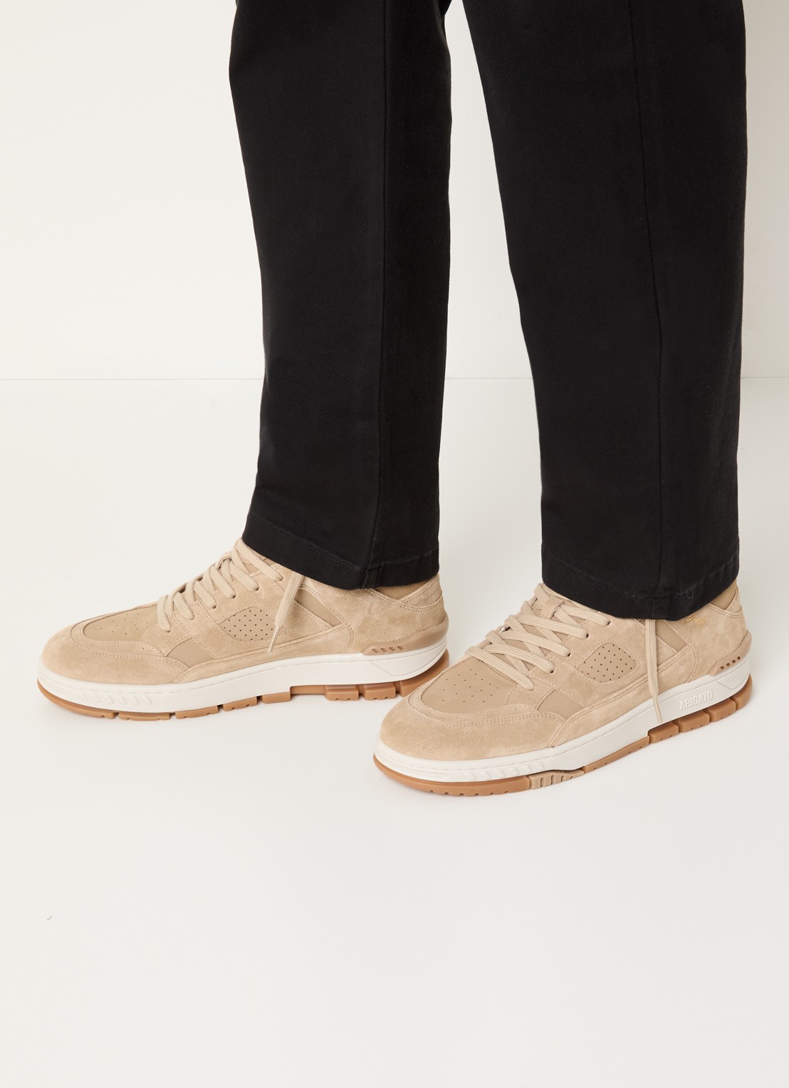 Axel Arigato Area Lo sneaker van suède met details van nubuck - voorkant 2 naturel