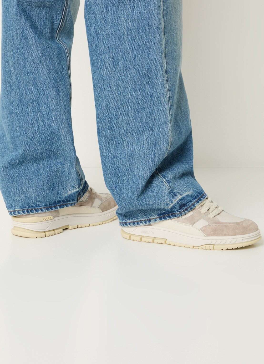 Axel Arigato Area Lo sneaker van suède - voorkant 6 lichtgrijs