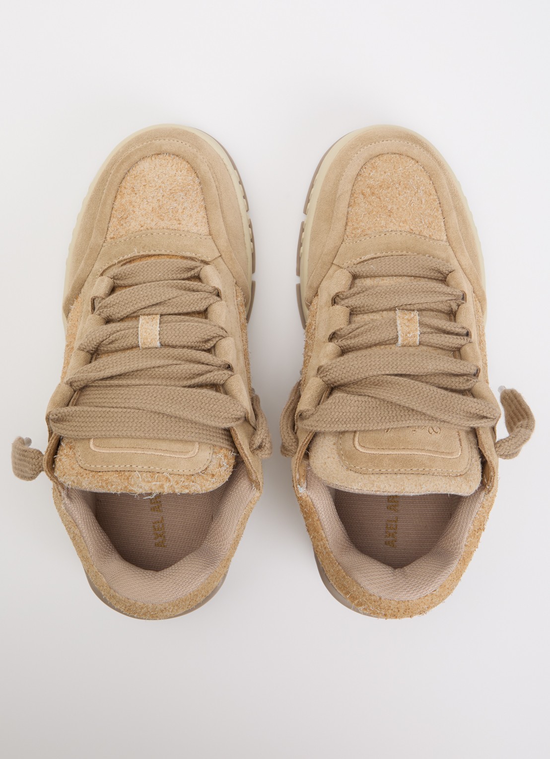 Axel Arigato Area Loop sneaker van suède - detail 2 beige