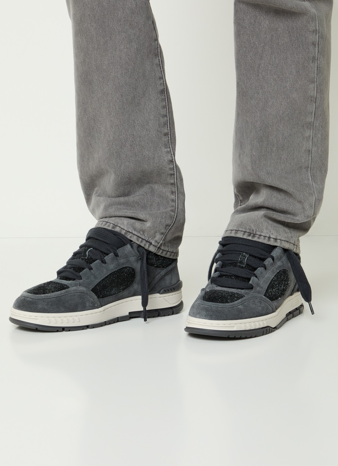 Axel Arigato Area Loop sneaker van suède - voorkant 2 antraciet