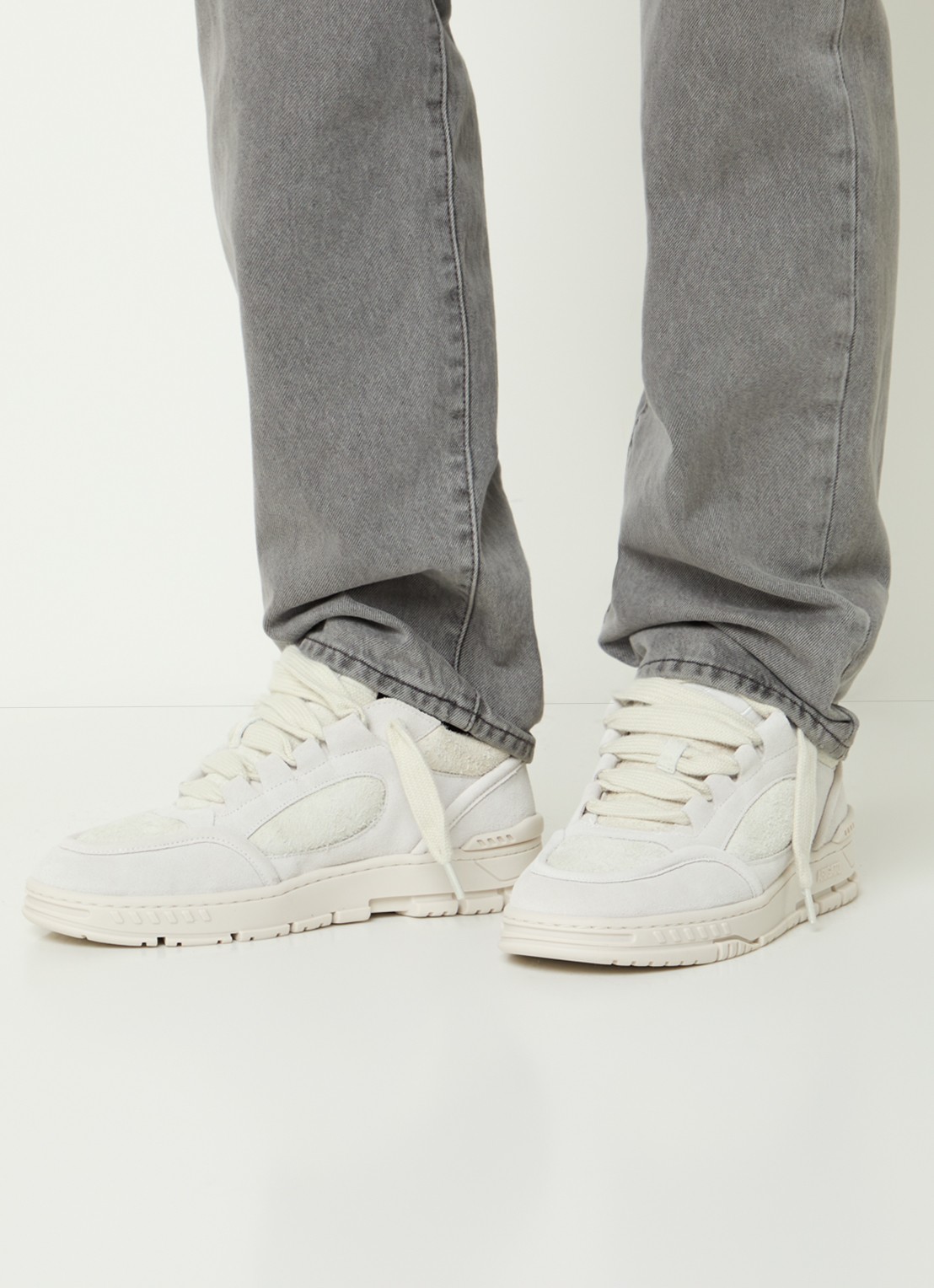 Axel Arigato Area Loop sneaker van suède - voorkant 3 gebroken wit