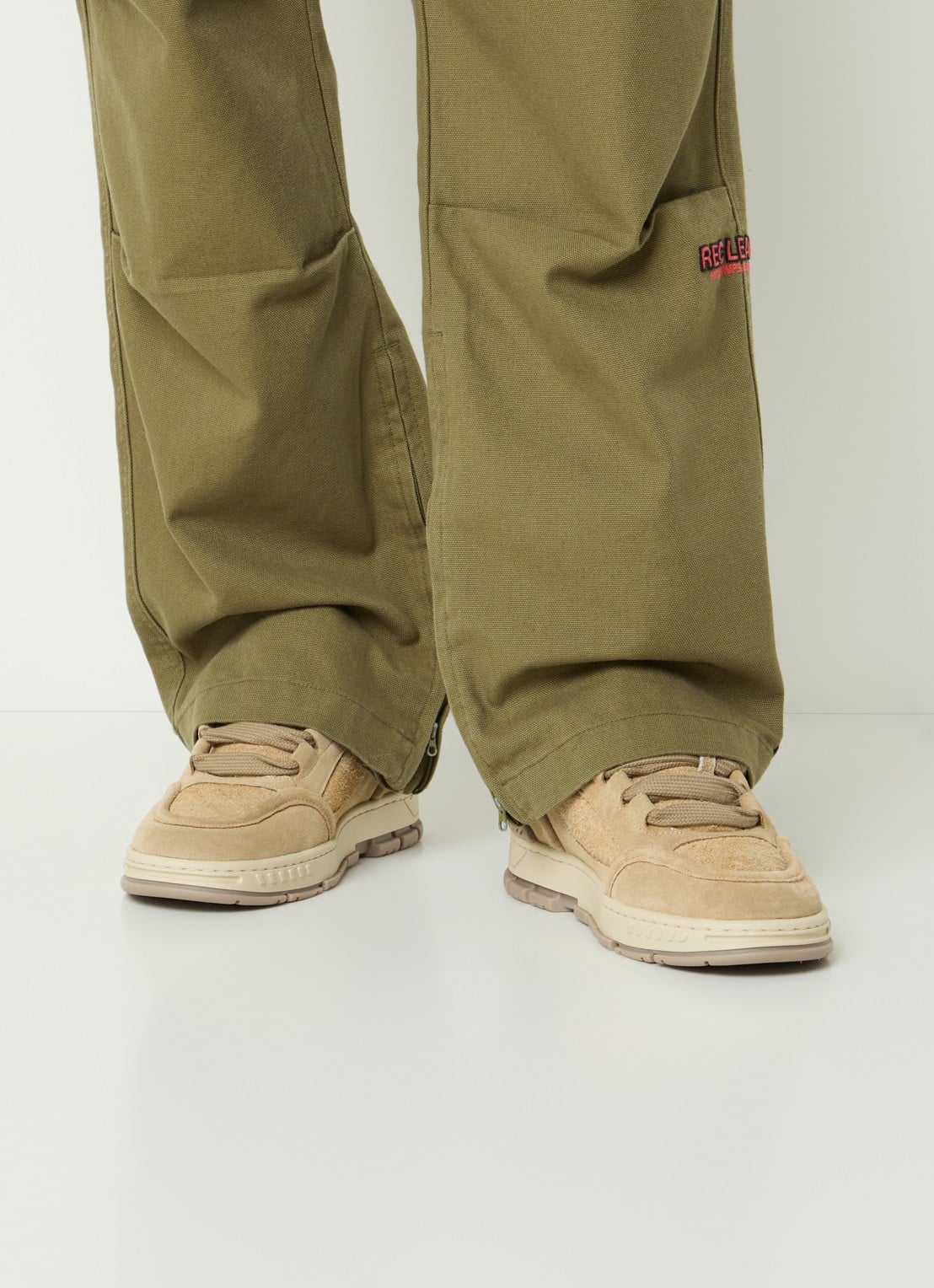 Axel Arigato Area Loop sneaker van suède - voorkant 3 beige