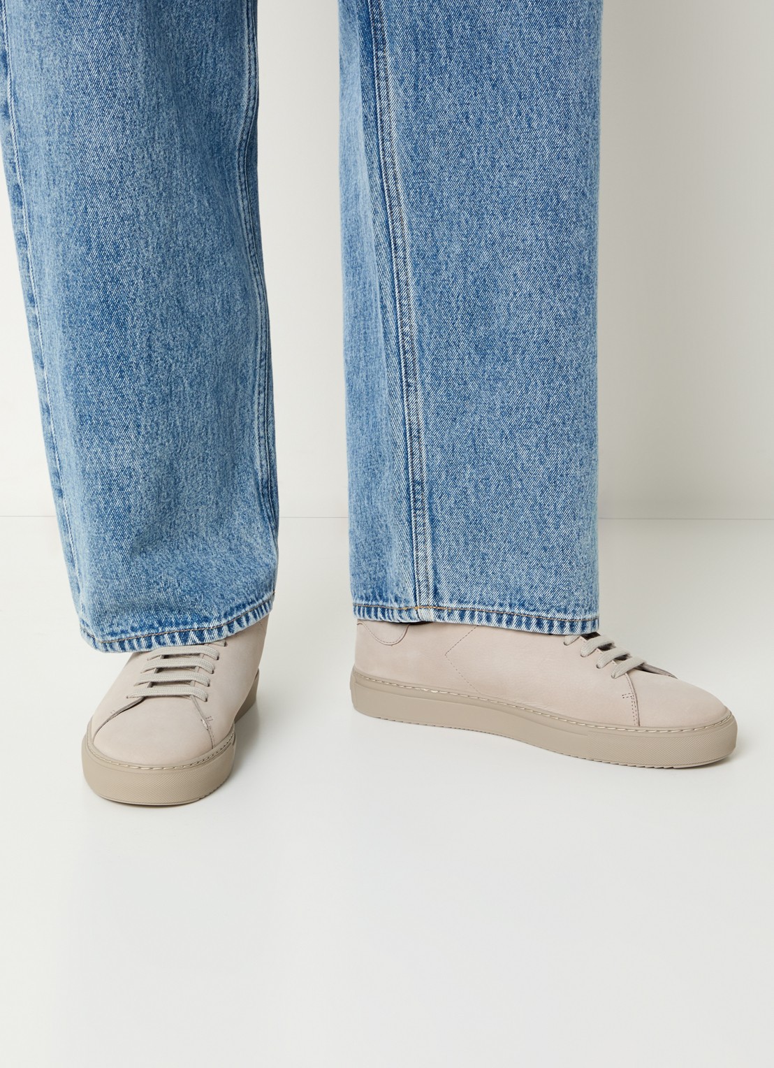 Axel Arigato Clean 90 sneaker van suède - voorkant 6 taupe