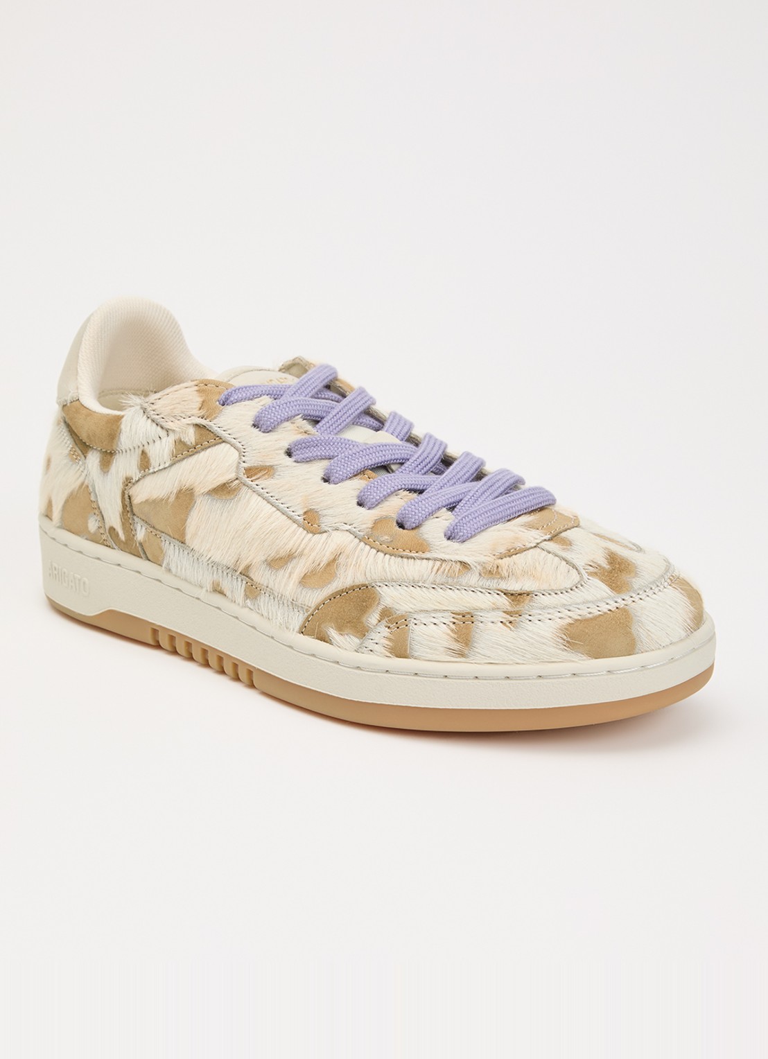 Axel Arigato Dice T-Toe sneaker van koeienvacht met details van suède en nubuck - voorkant beige