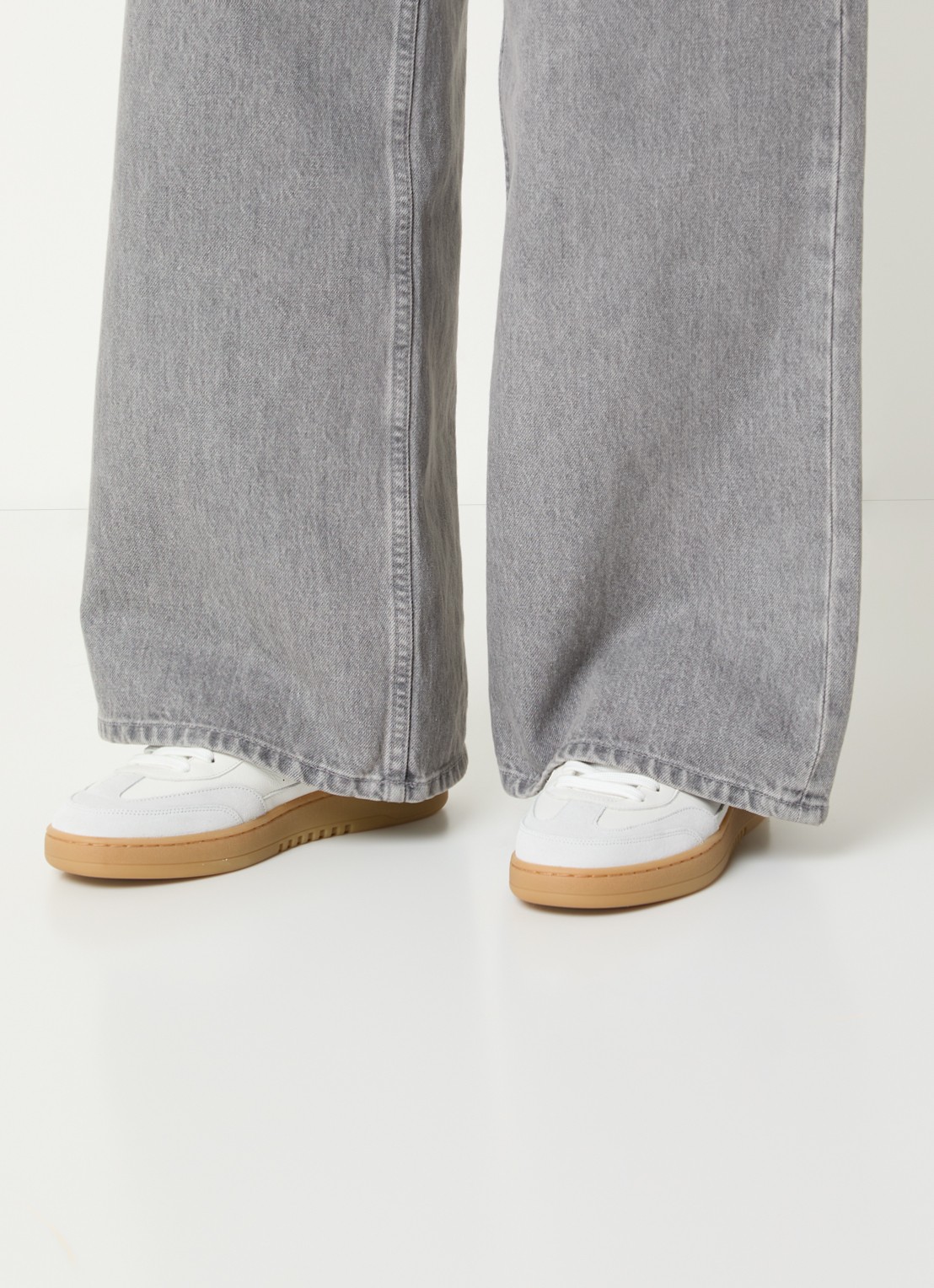 Axel Arigato Dice-T-Toe sneaker van leer met suède details - voorkant 2 gebroken wit