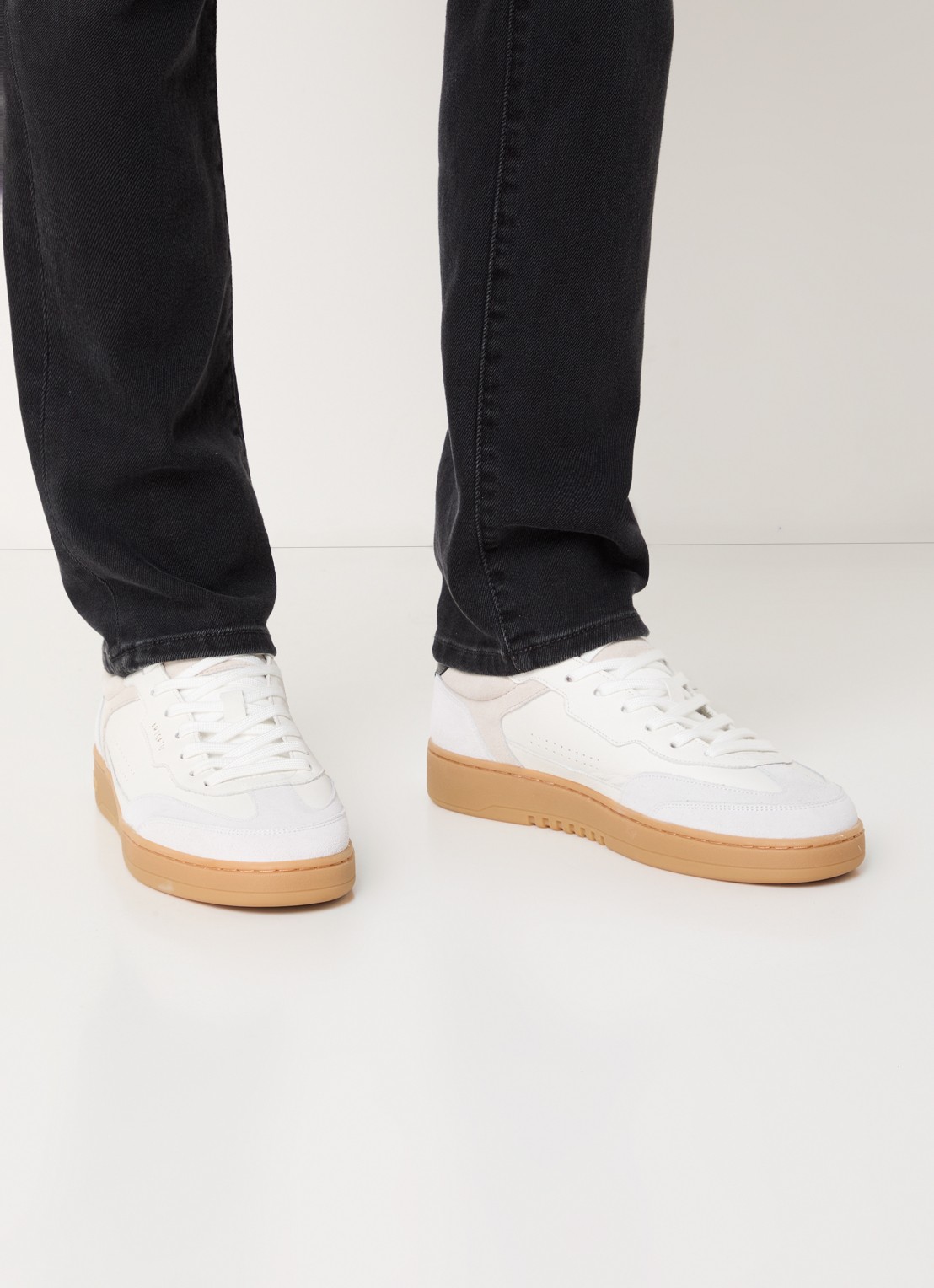 Axel Arigato Dice T-Toe sneaker van leer met suède details - voorkant 5 wit
