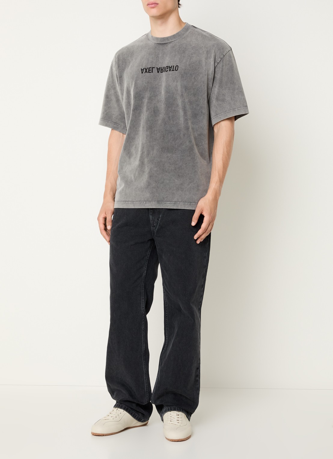 Axel Arigato Distort T-shirt met logoprint - voorkant 2 zwart