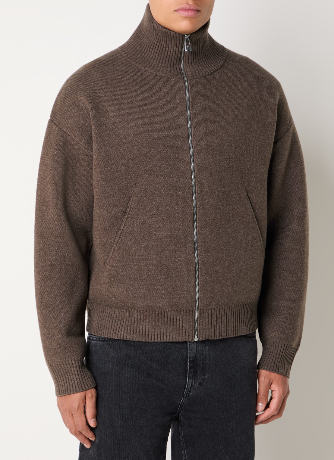 Axel Arigato Fijngebreid vest in wolblend met opstaande kraag - detail 4 bruin