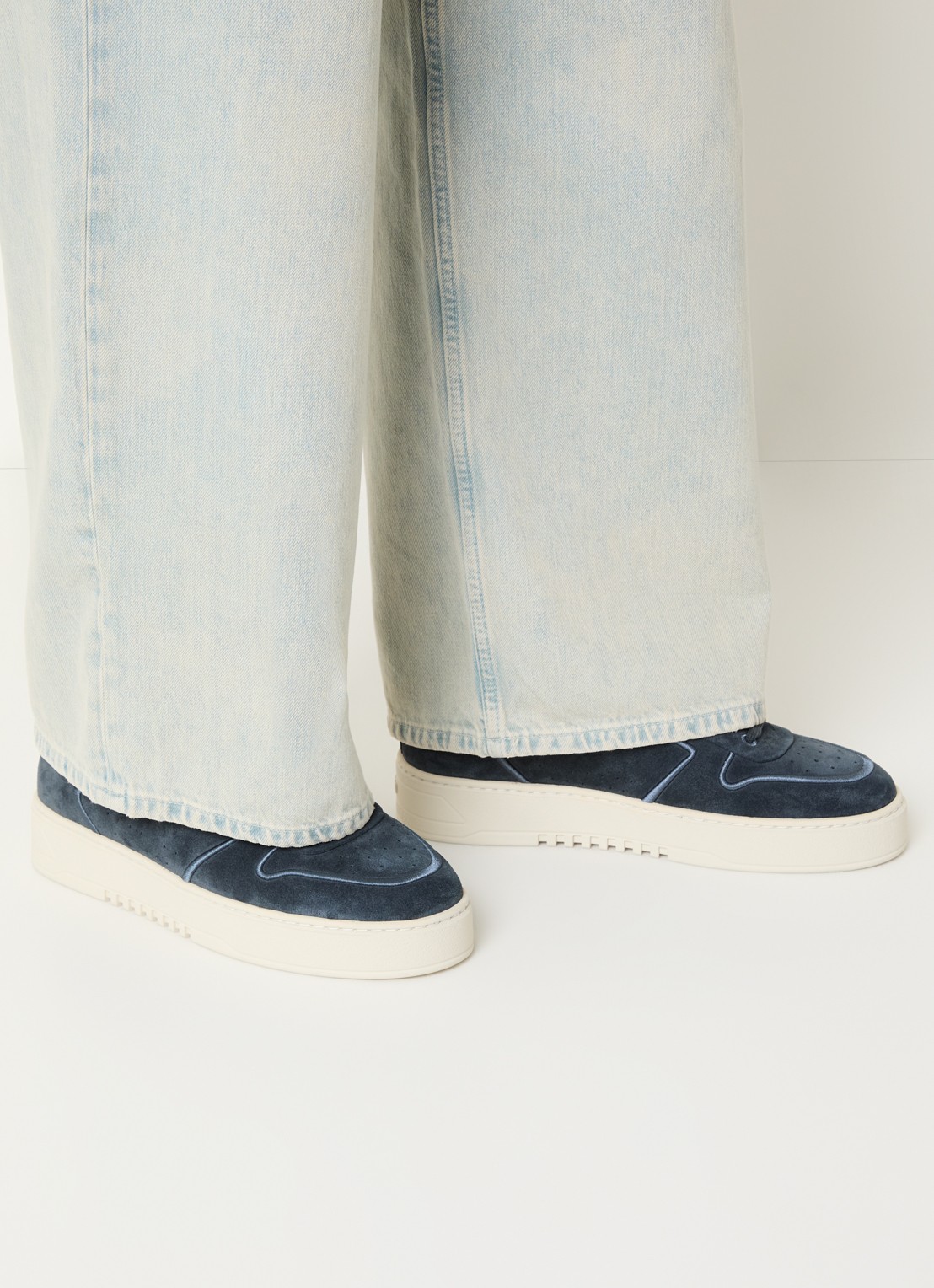 Axel Arigato Orbit Vintage sneaker van suède - voorkant 3 donkerblauw