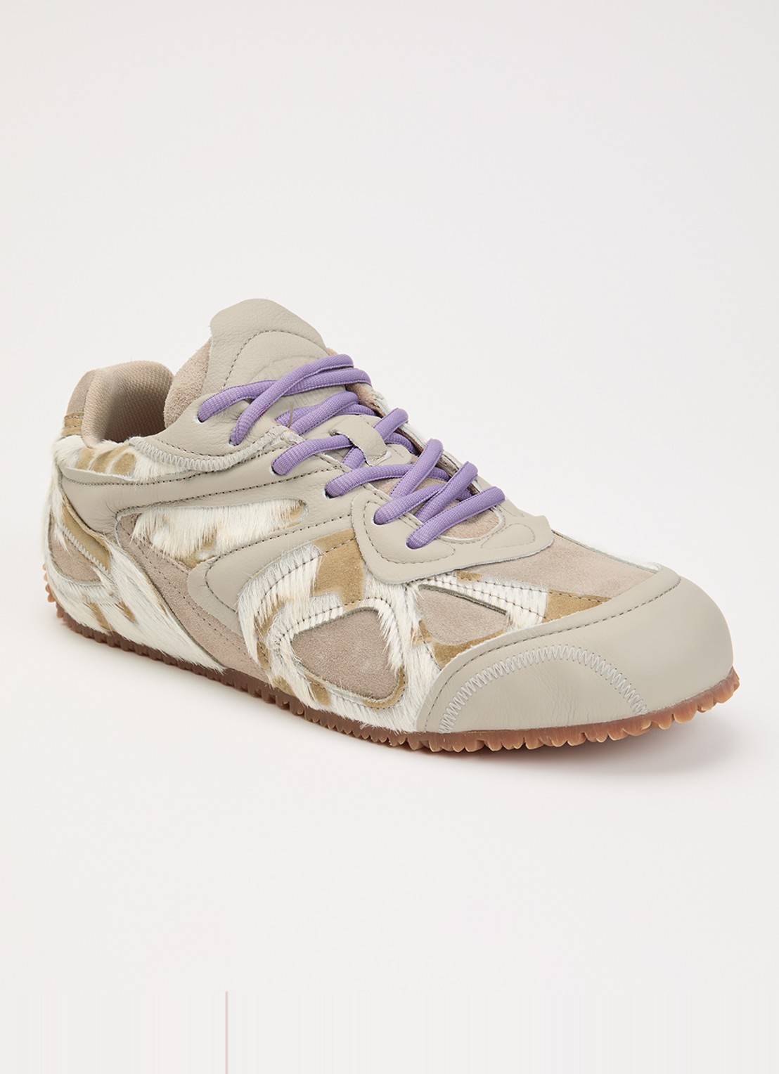 Axel Arigato Slow runner sneaker van suède met details van koeienvacht en leer - voorkant beige