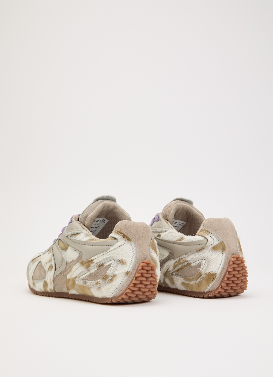 Axel Arigato Slow Runner sneaker van suède met details van leer en ponyhair - achterkant beige