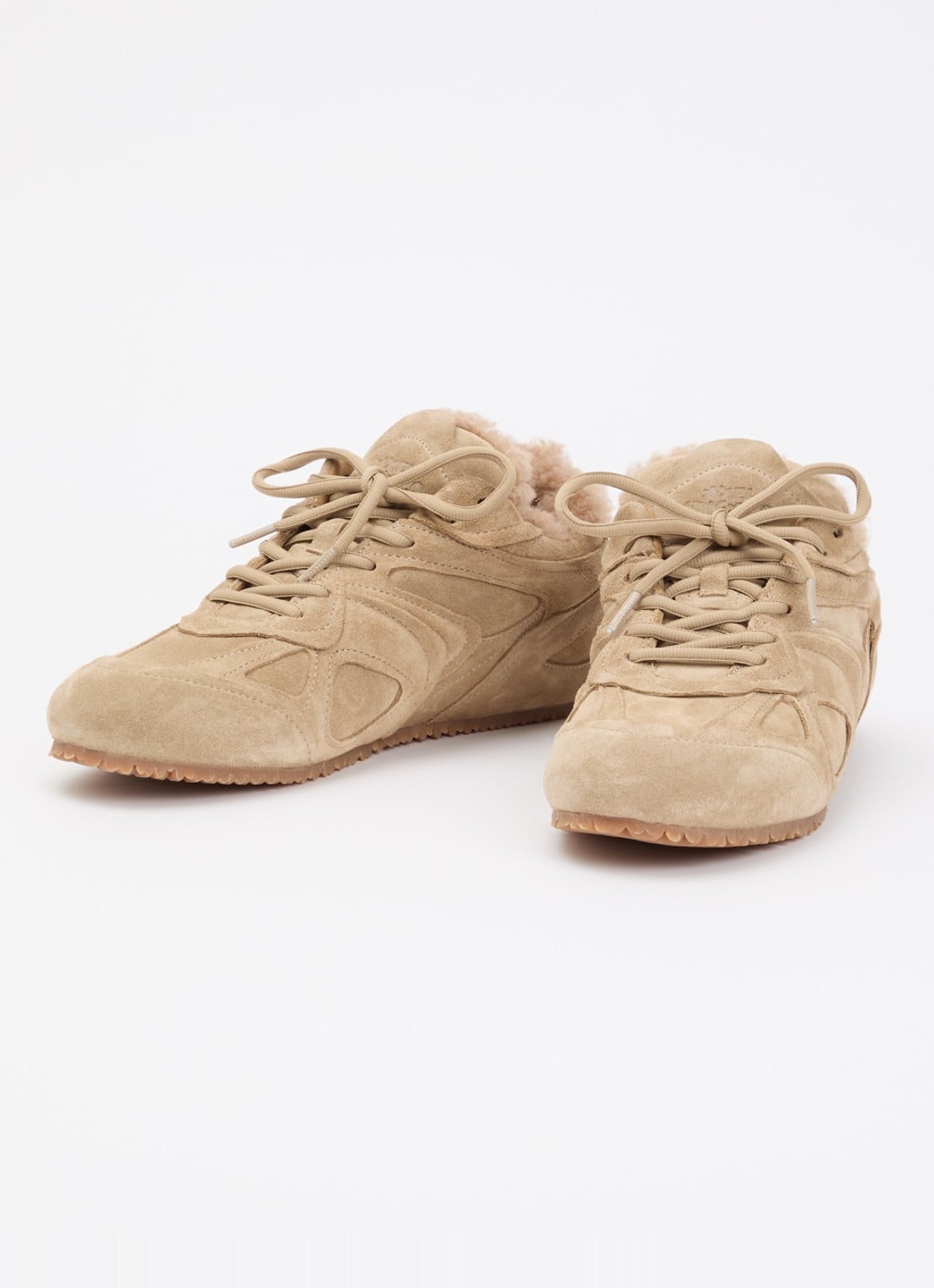 Axel Arigato Slow Shearling sneaker van suède - detail 2 camel