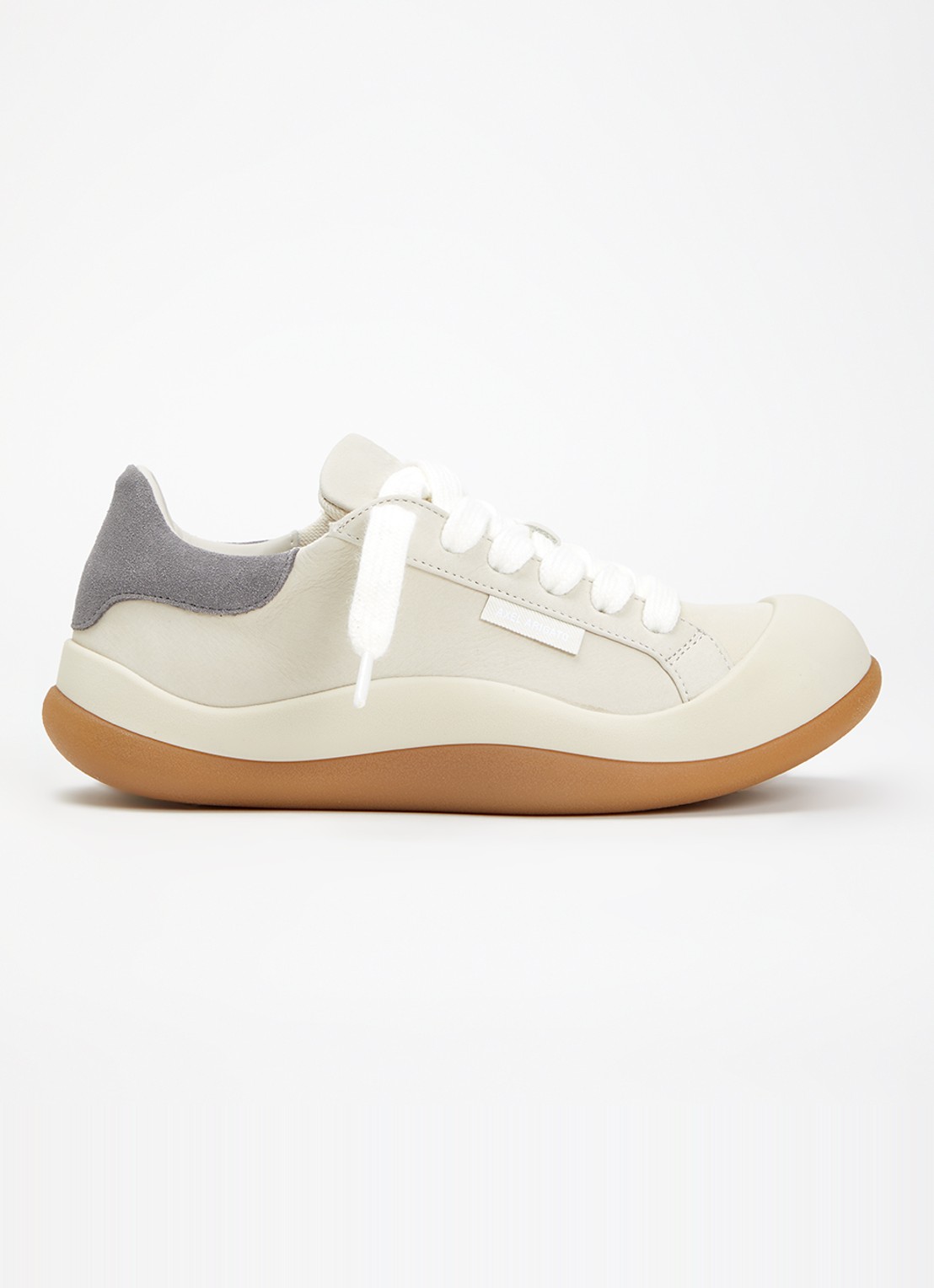 Axel Arigato Squish sneaker van nubuck met suède details - voorkant beige