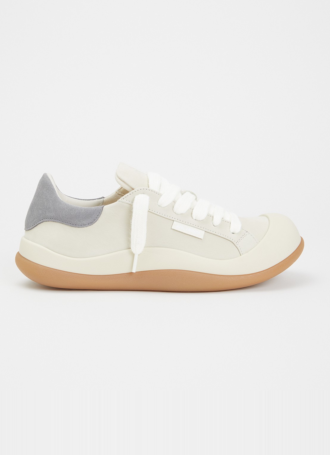 Axel Arigato Squish sneaker van nubuck - voorkant 2 beige