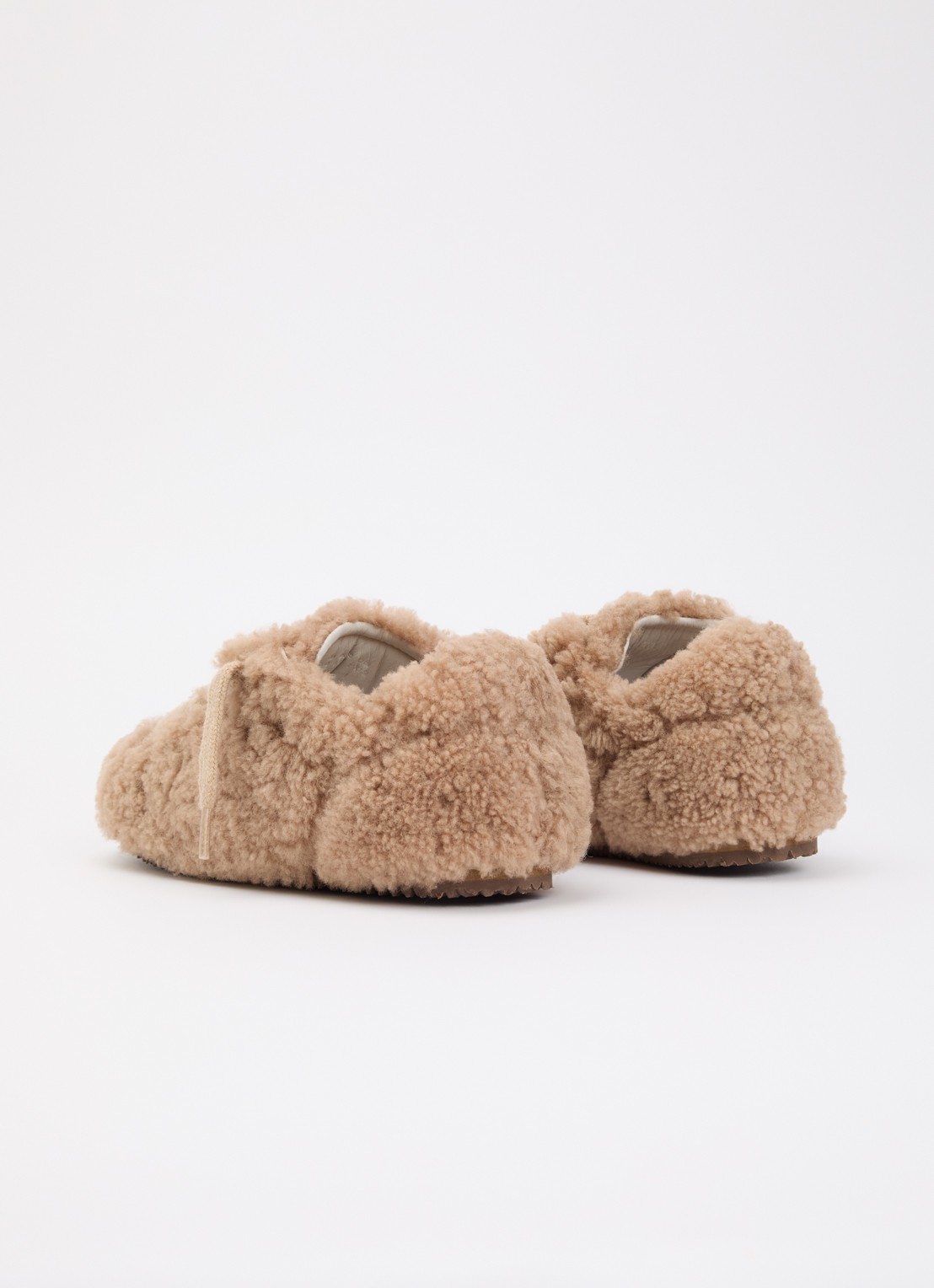 Axel Arigato Tact Shearling sneaker van teddy - achterkant camel