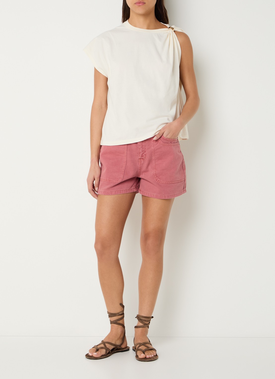 ba&sh Allia T-shirt met asymmetrische hals - voorkant 2 gebroken wit