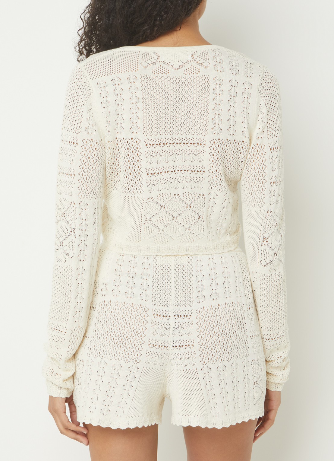 ba&sh Arlot fijngebreide crop top met opengewerkt dessin - achterkant gebroken wit