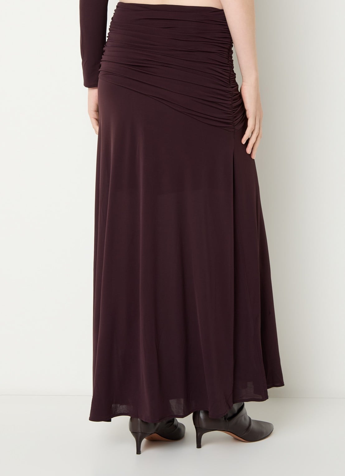 ba&sh Bailey maxi rok met asymmetrisch detail - achterkant 4 bordeauxrood
