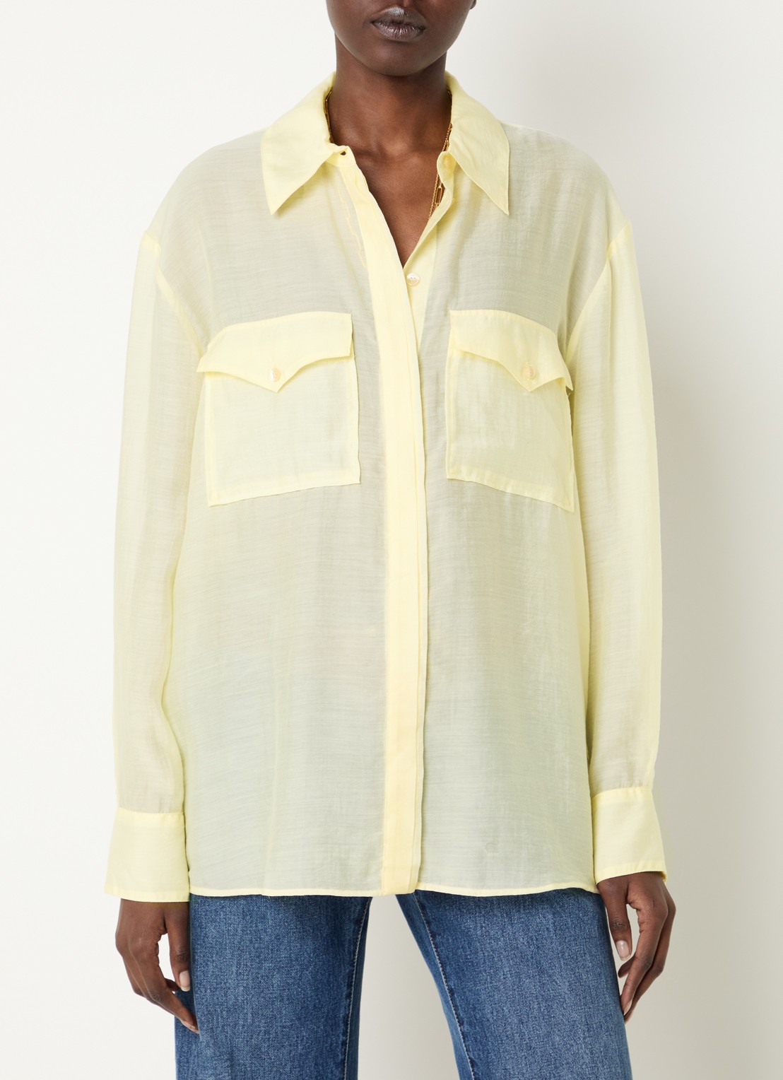 ba&sh Bao semi-transparante blouse met klepzakken - detail 2 lichtgeel