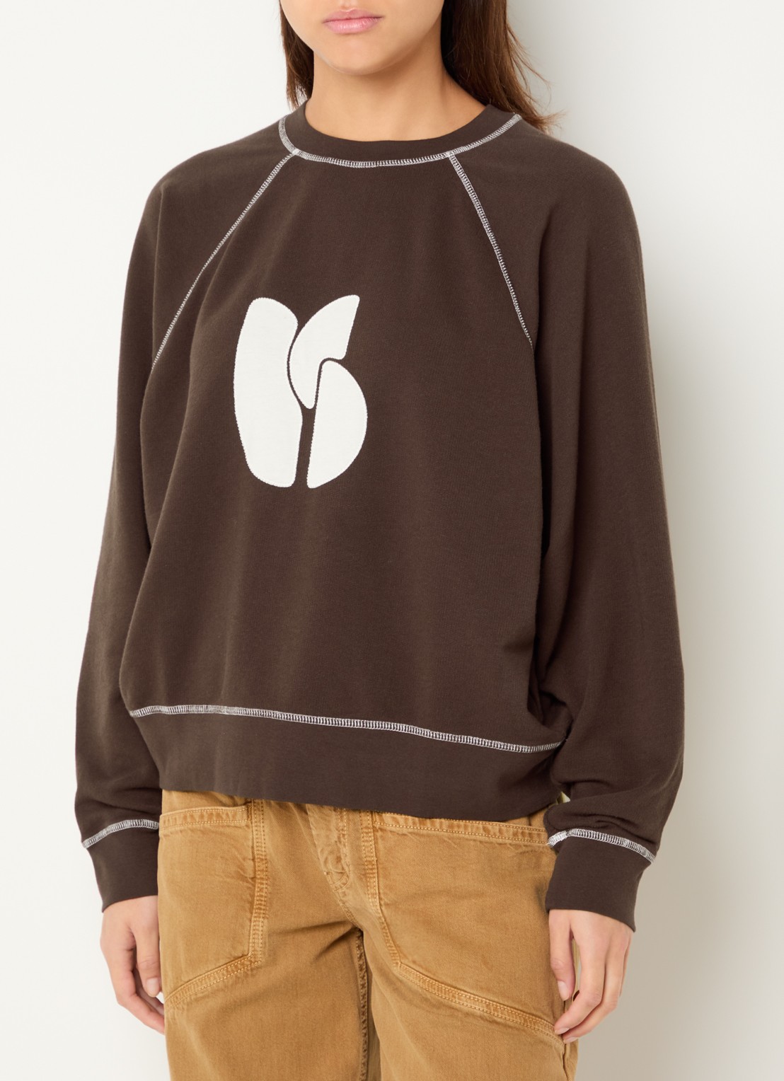 ba&sh Bart sweater met logopatch - detail 2 chocoladebruin