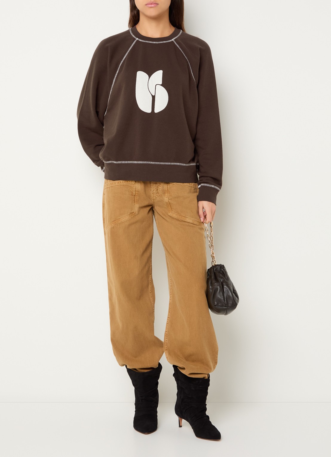 ba&sh Bart sweater met logopatch - voorkant 4 chocoladebruin