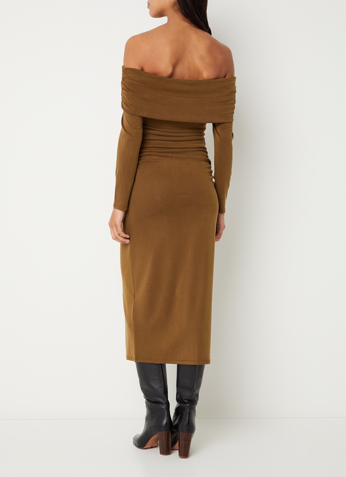 ba&sh Bettina ribgebreide off shoulder jurk  - achterkant 4 mosgroen