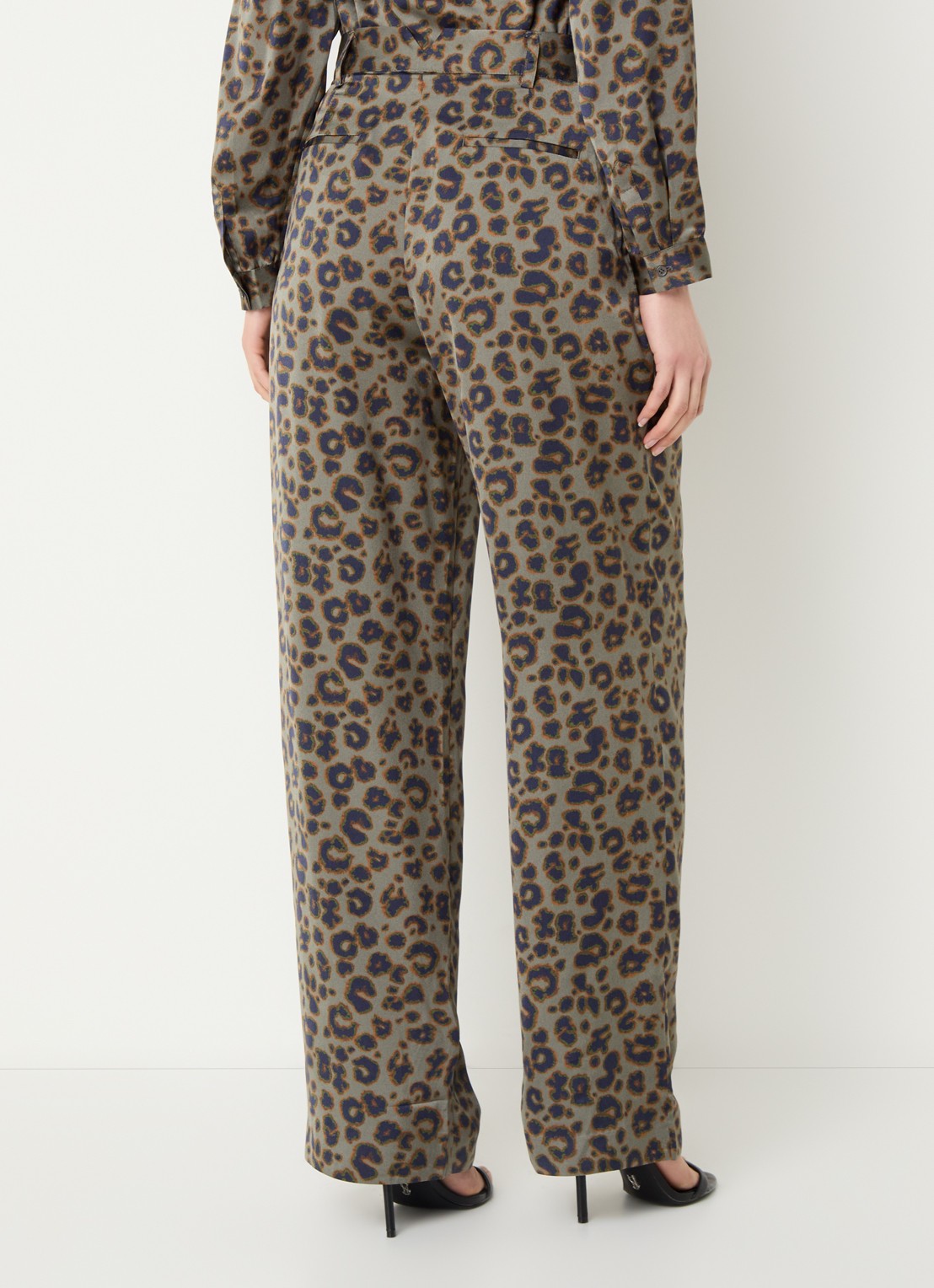 ba&sh Bloy high waist straight fit pantalon met panterprint - achterkant olijfgroen