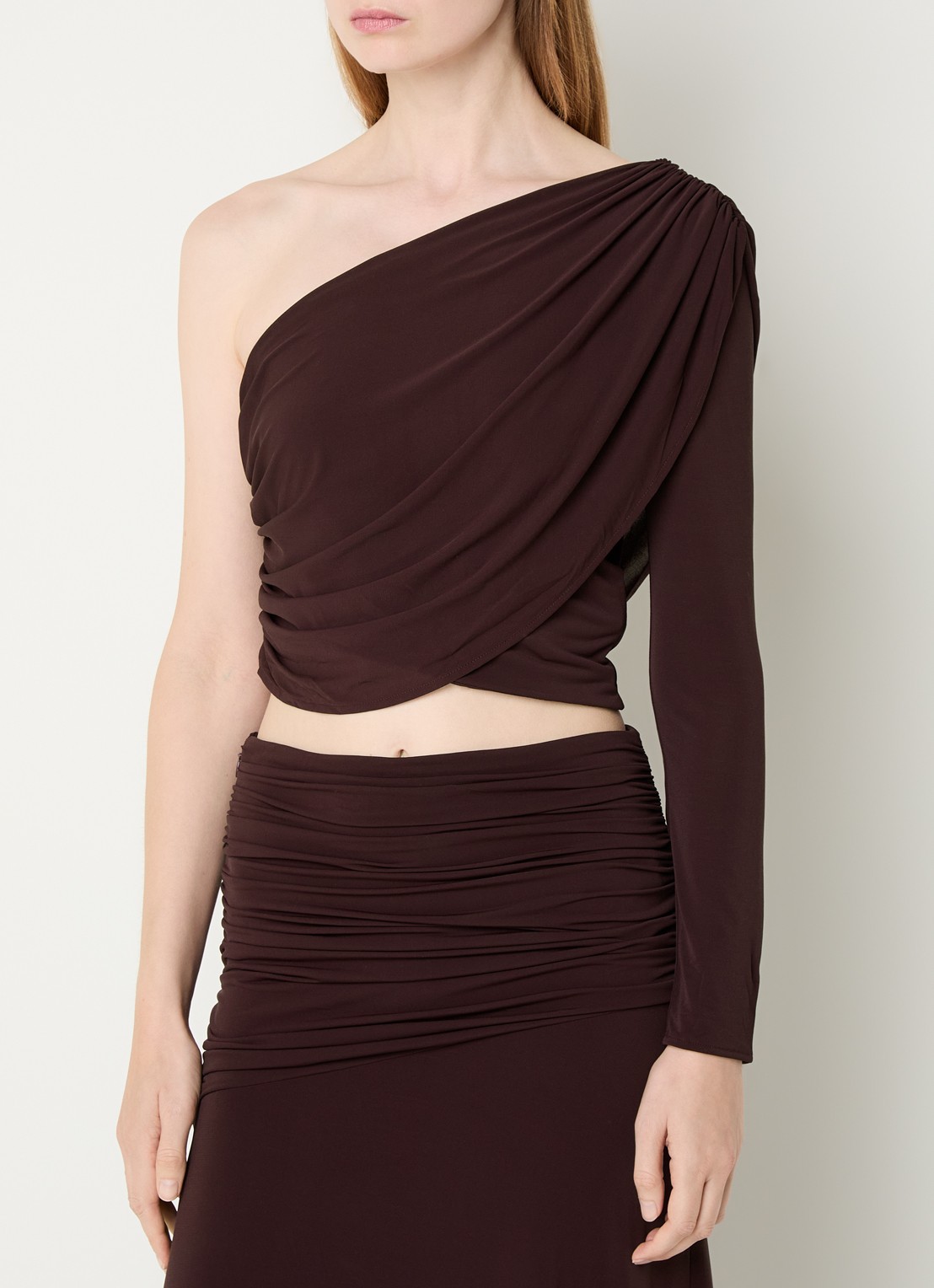 ba&sh Blue one shoulder cropped top met gedrapeerd detail - detail bordeauxrood