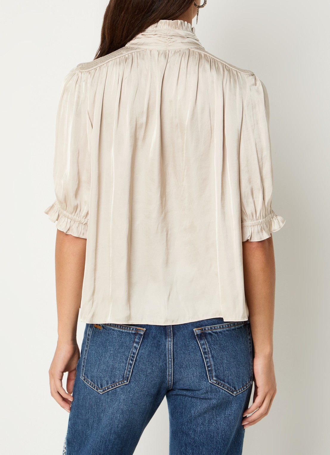 ba&sh Camila blouse van satijn met ballonmouw - achterkant beige