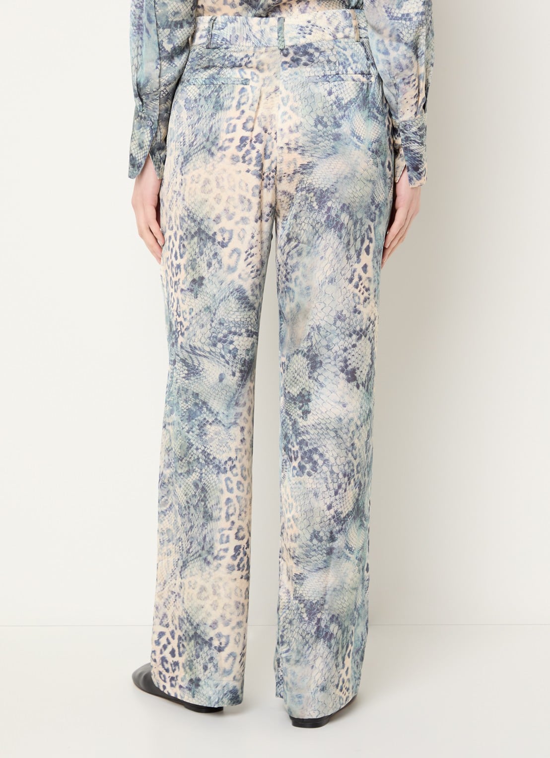 ba&sh Carrina high waist wide fit pantalon van satijn met print - achterkant 4 blauw