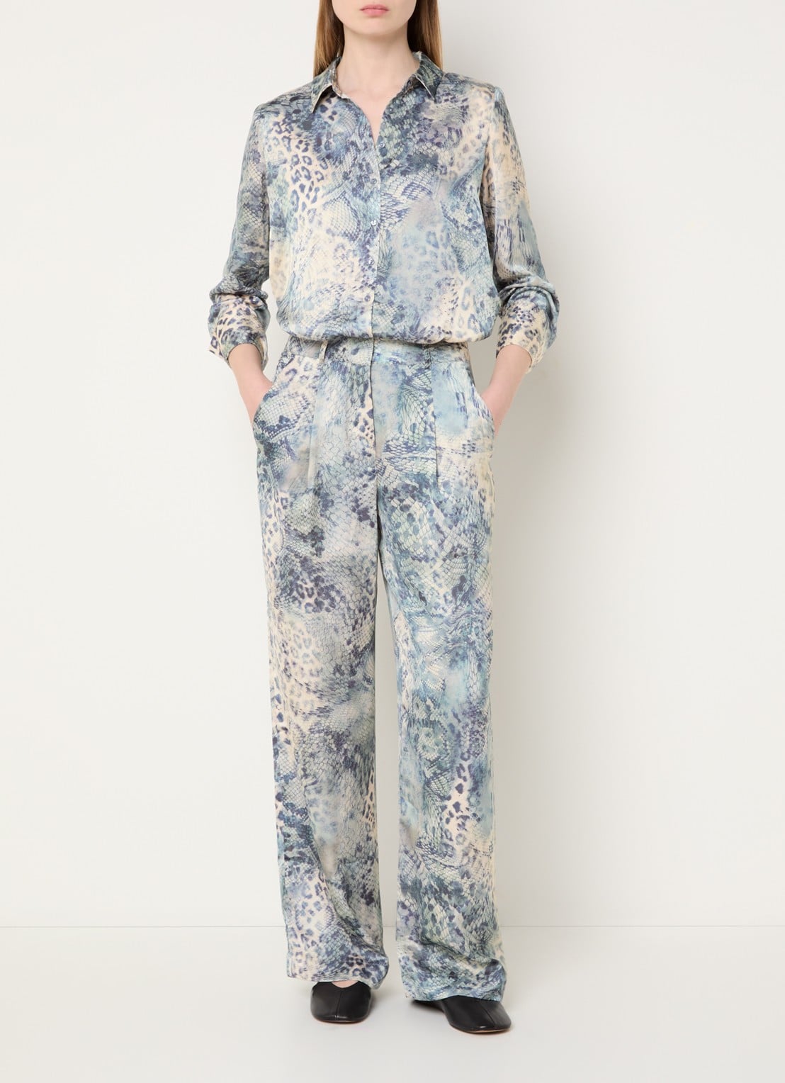 ba&sh Carrina high waist wide fit pantalon van satijn met print - voorkant 2 blauw
