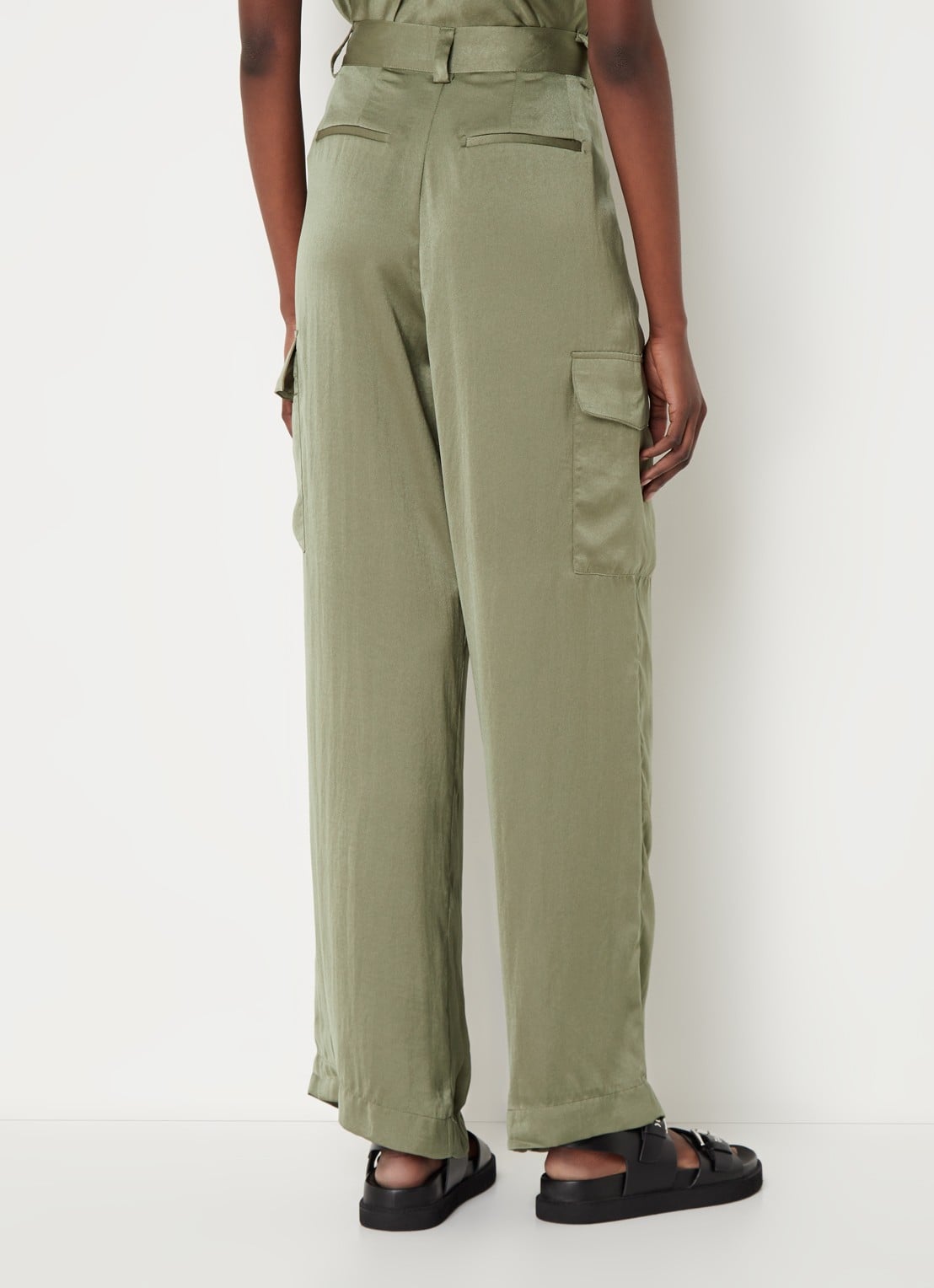 ba&sh Cary high waist loose fit broek van satijn met klepzakken - achterkant 3 bronsgroen