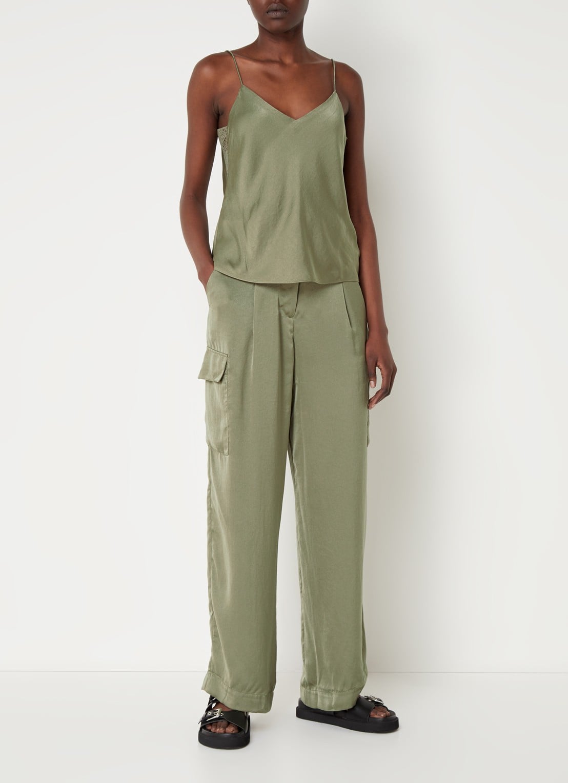 ba&sh Cary high waist loose fit broek van satijn met klepzakken - voorkant 2 bronsgroen