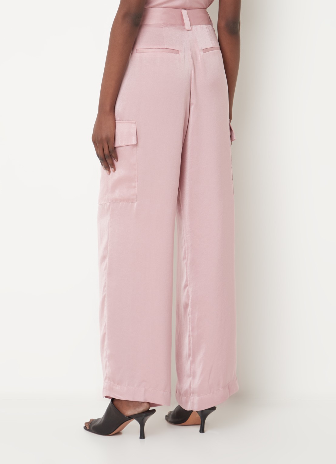 ba&sh Cary high waist loose fit broek van satijn met klepzakken - achterkant 4 oudroze