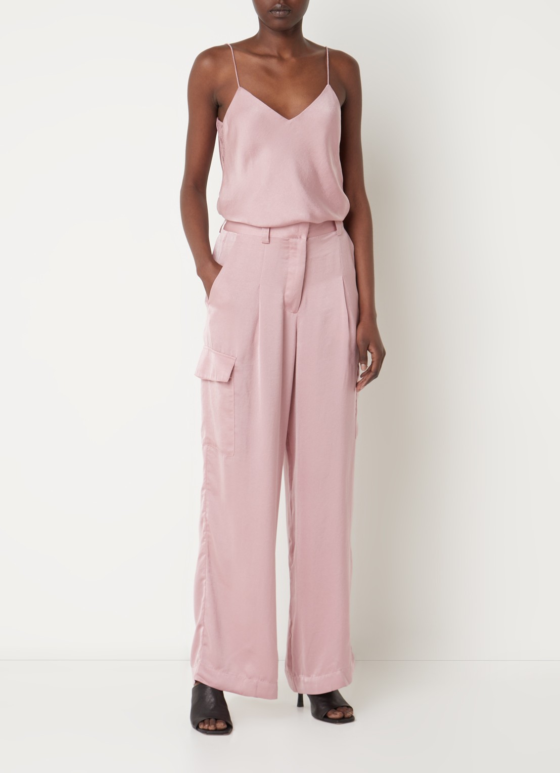 ba&sh Cary high waist loose fit broek van satijn met klepzakken - voorkant 2 oudroze